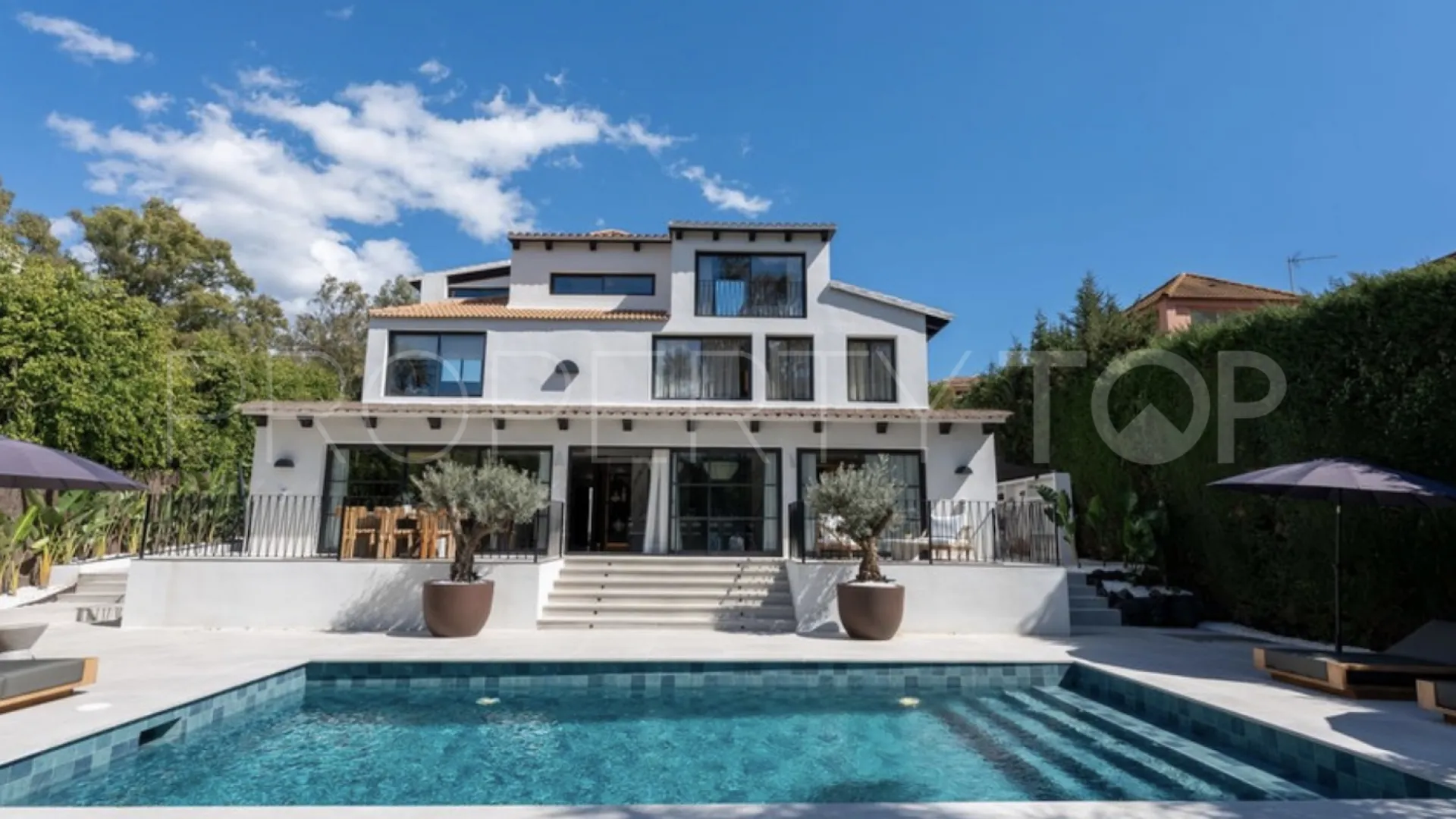 For sale villa in Nueva Andalucia