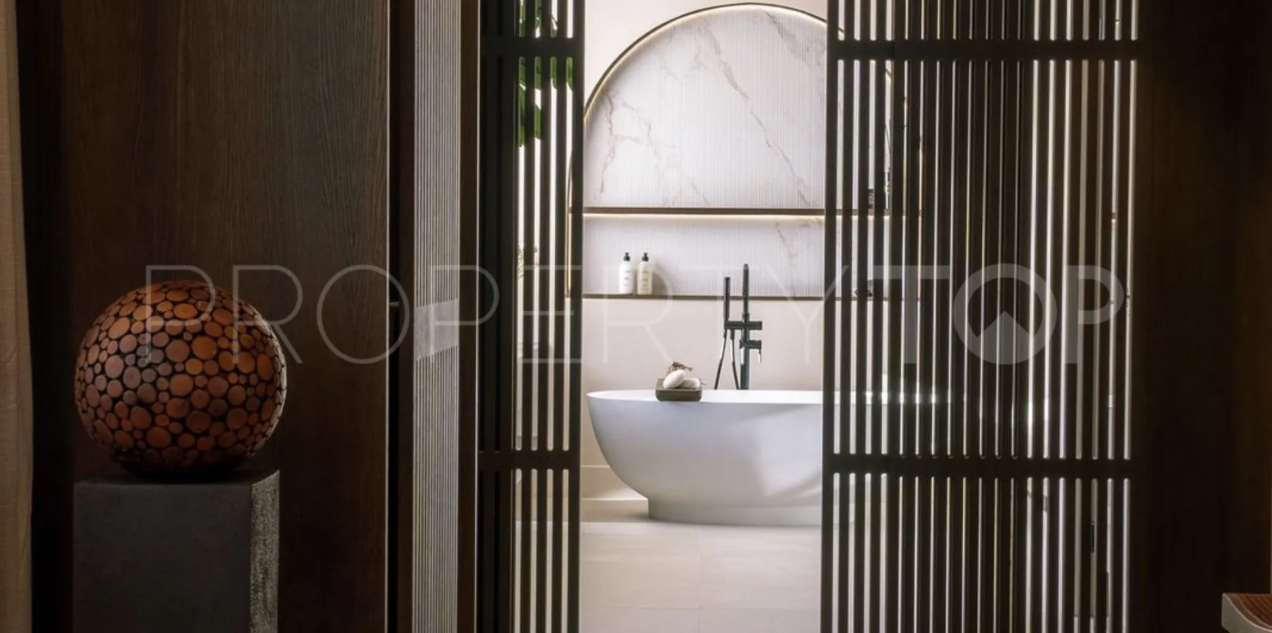 For sale villa in Nueva Andalucia