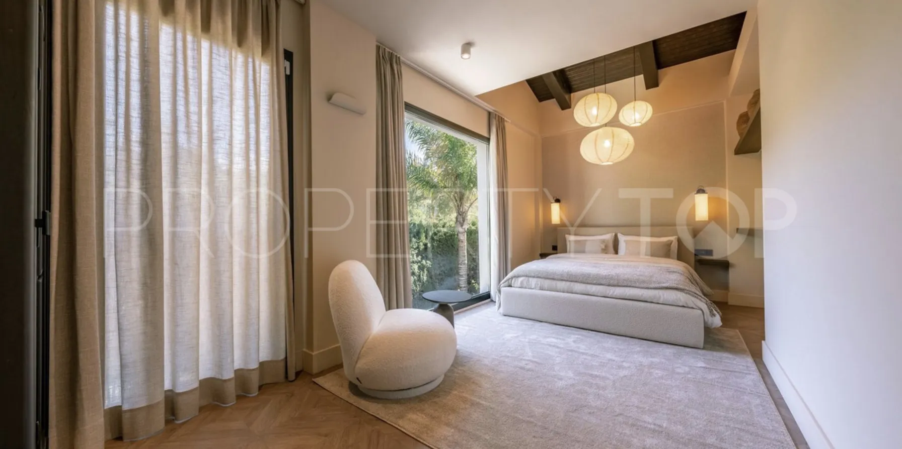 For sale villa in Nueva Andalucia