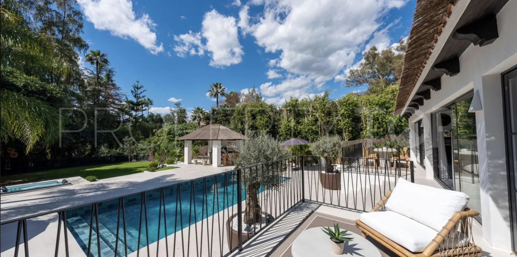 For sale villa in Nueva Andalucia