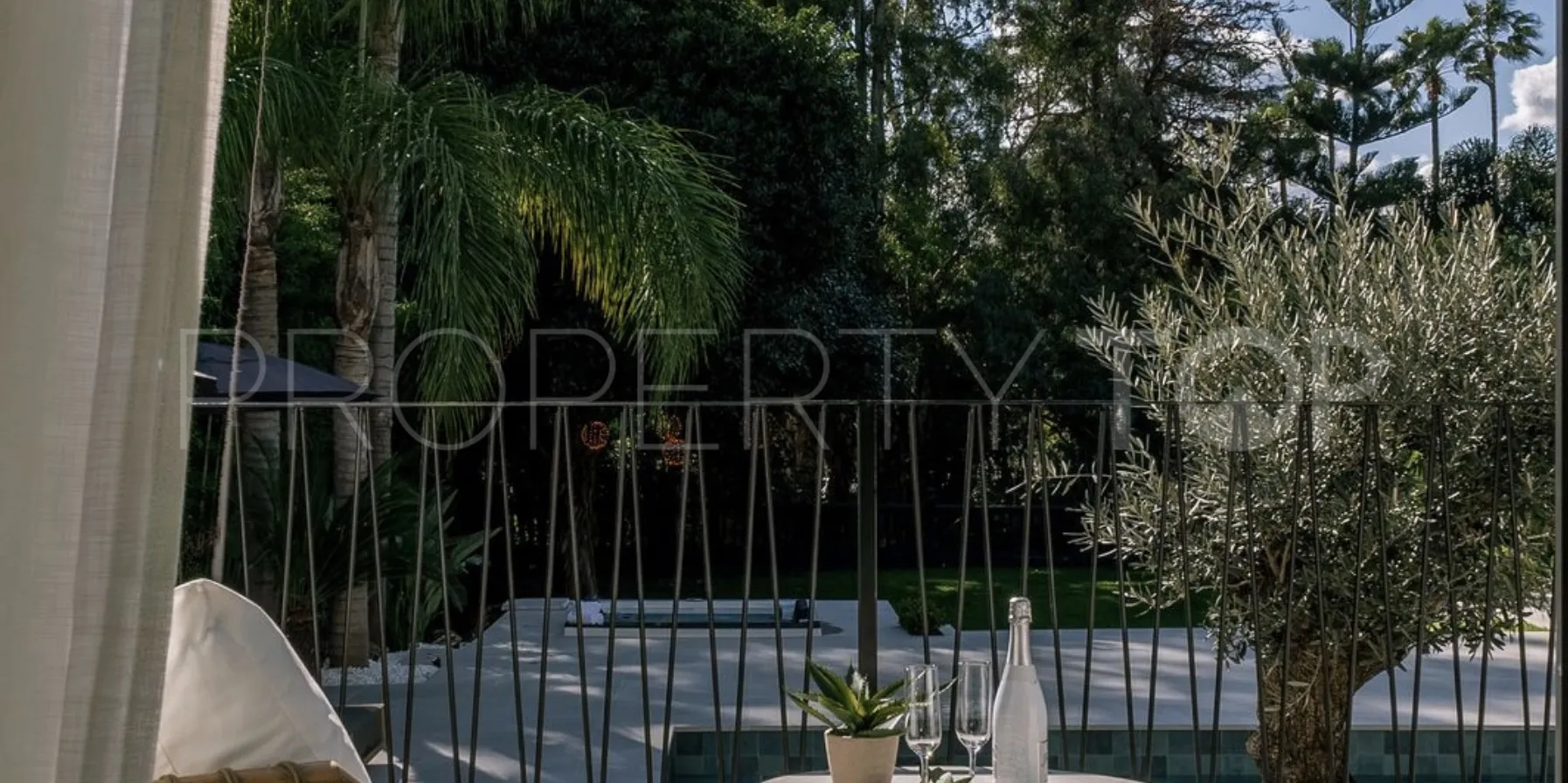 For sale villa in Nueva Andalucia