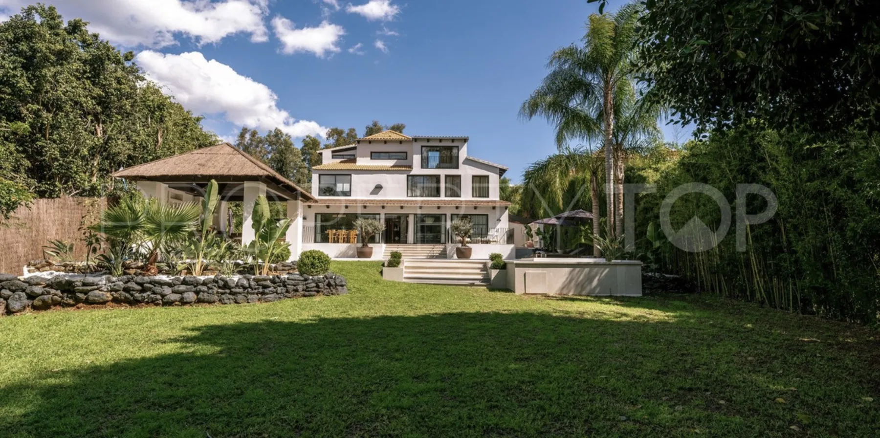 For sale villa in Nueva Andalucia