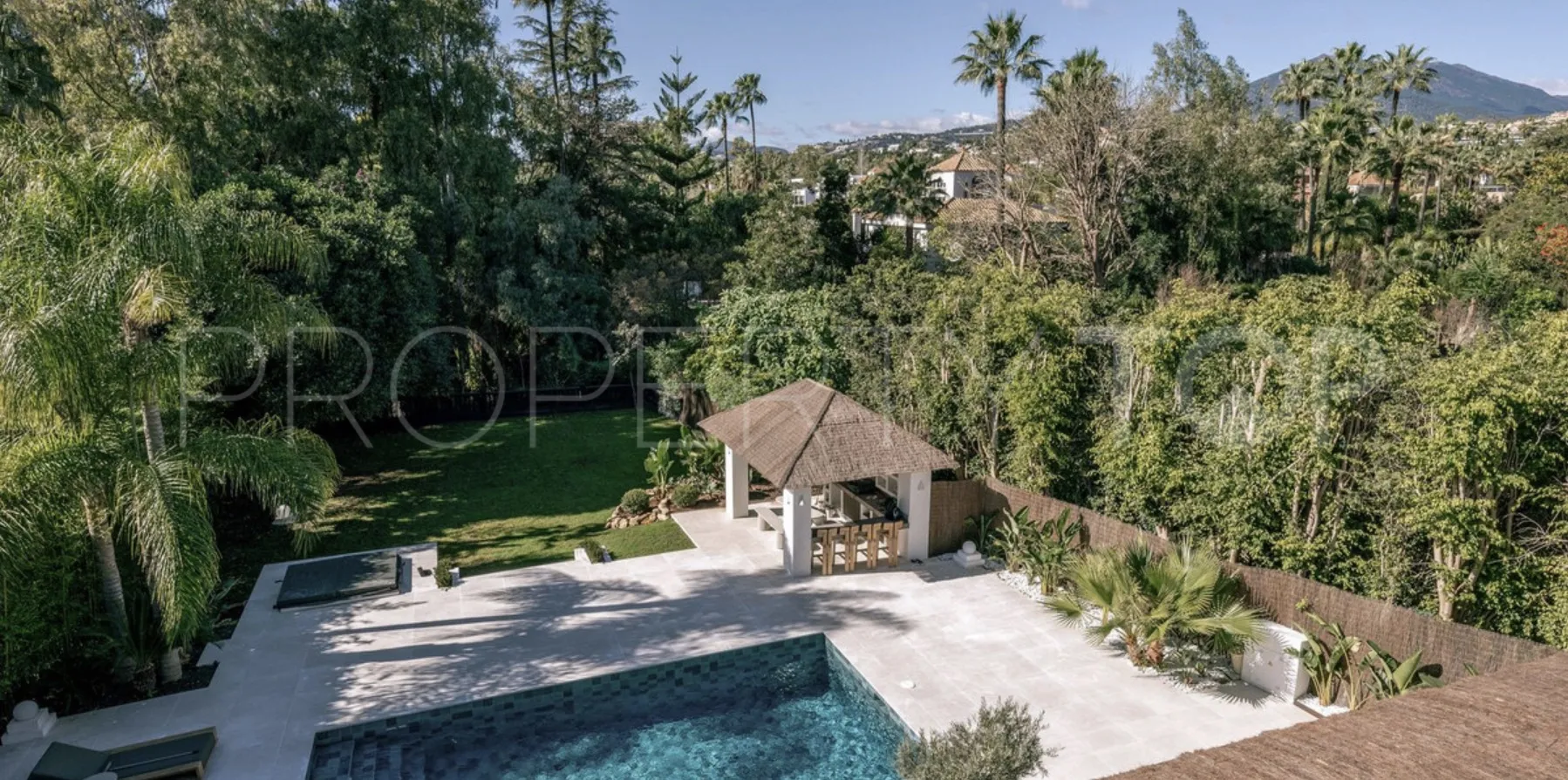 For sale villa in Nueva Andalucia