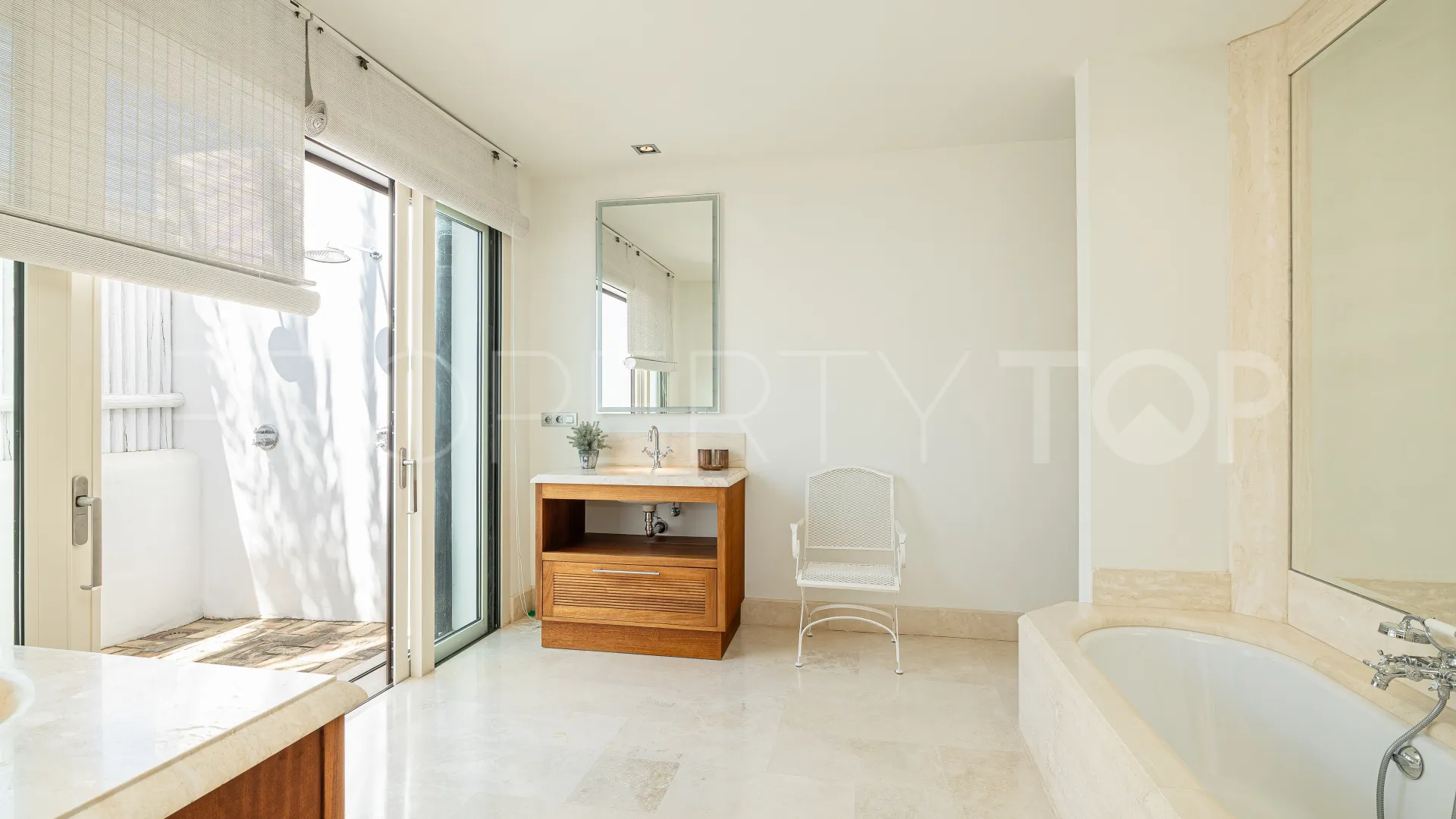 Villa for sale in Finca Cortesin with 4 bedrooms