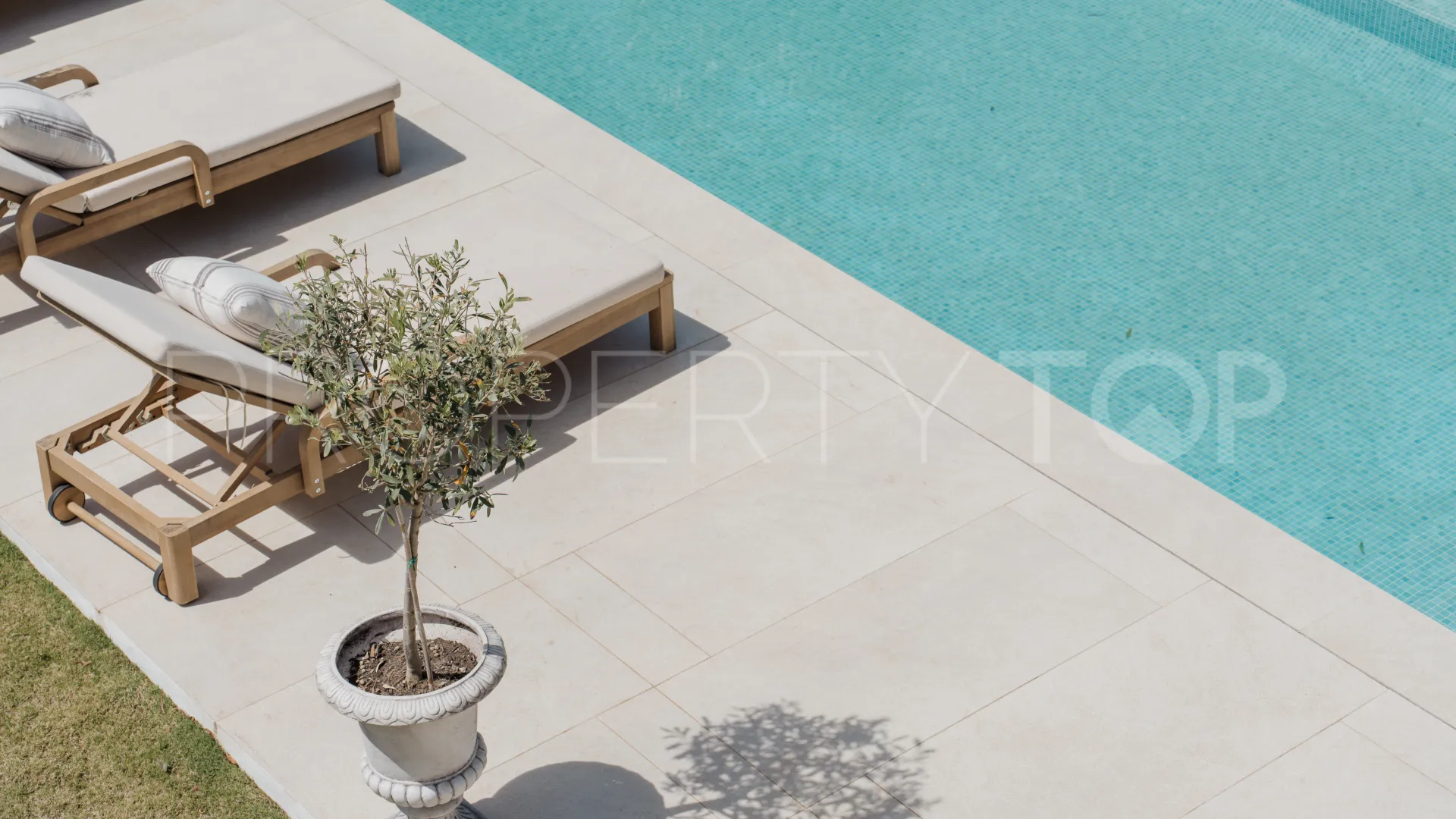 Buy villa in Los Arqueros