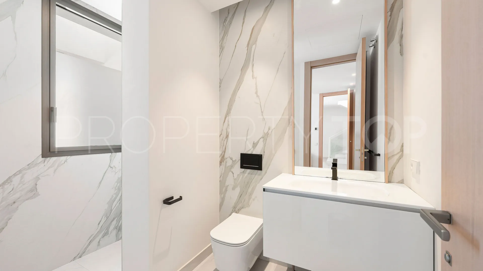 For sale semi detached house in Nueva Andalucia