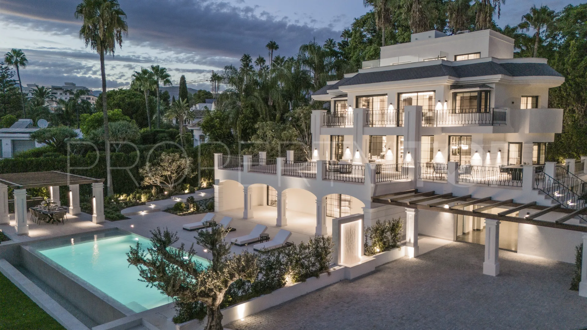 Villa con 6 dormitorios en venta en Las Brisas