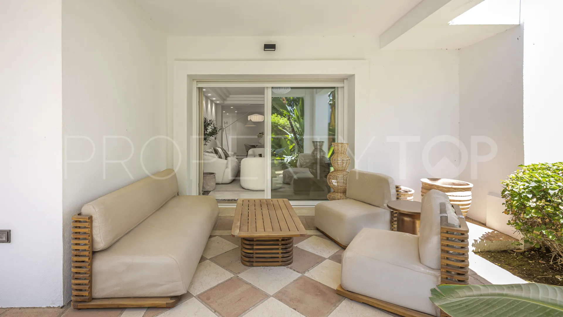 Montebello Hills, apartamento planta baja en venta