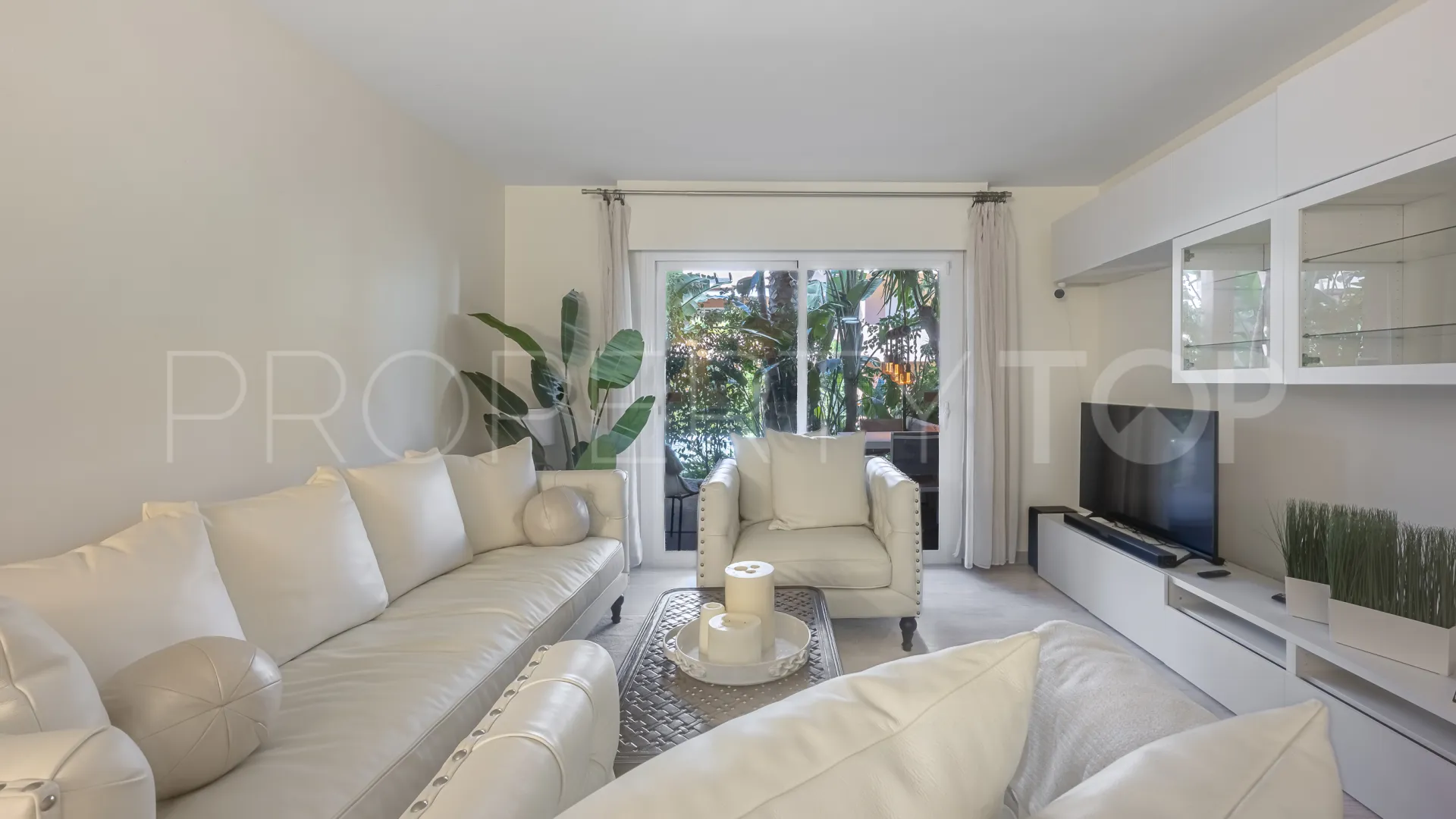 Comprar apartamento planta baja con 2 dormitorios en Jardines de las Lomas