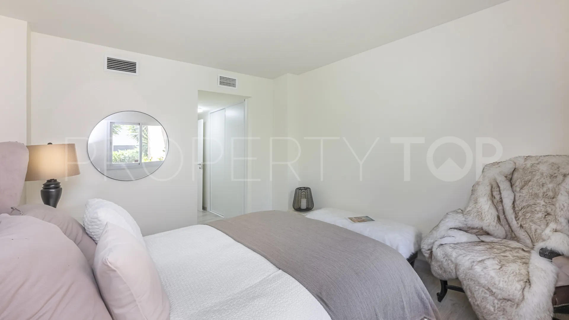 Comprar apartamento planta baja con 2 dormitorios en Jardines de las Lomas