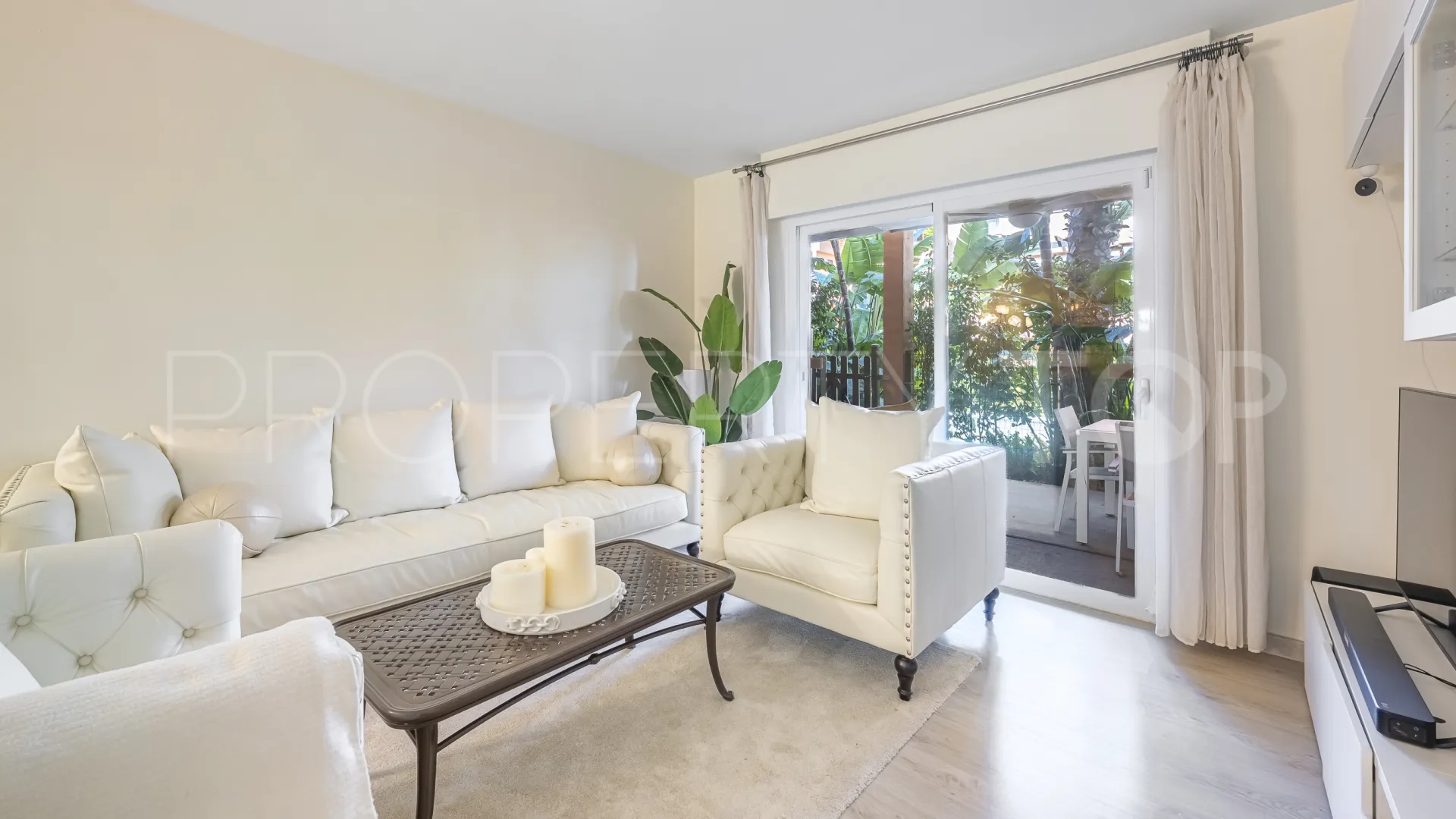 Comprar apartamento planta baja con 2 dormitorios en Jardines de las Lomas
