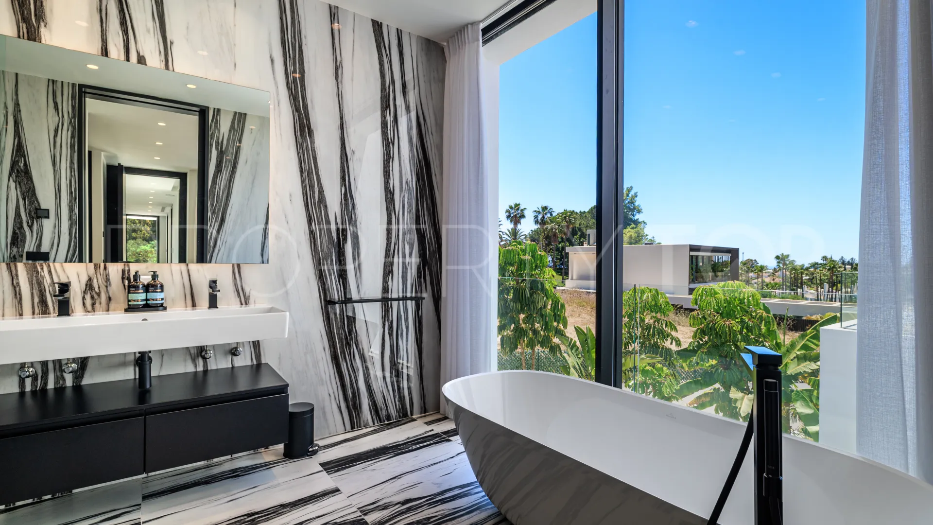 Las Lomas del Marbella Club, villa de 4 dormitorios a la venta
