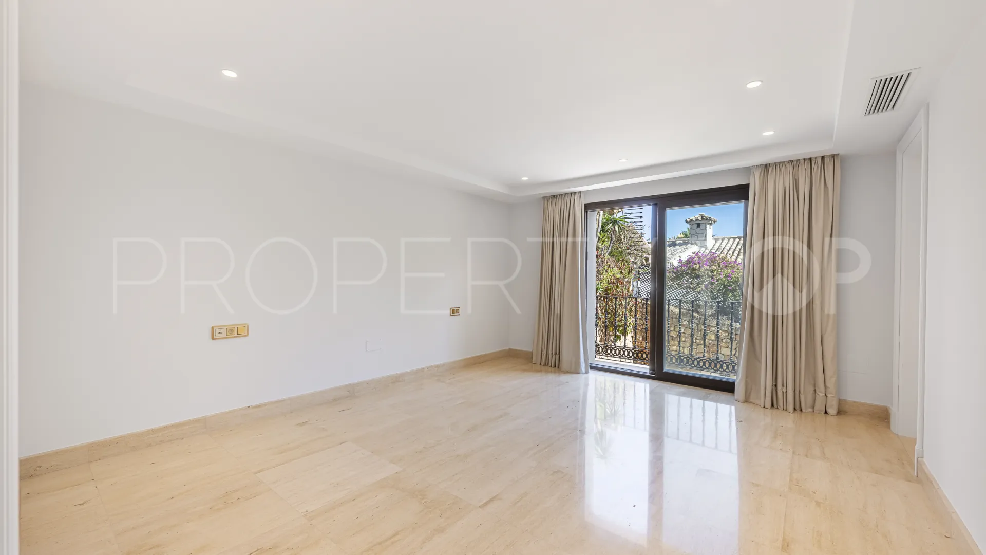 Villa for sale in El Herrojo with 7 bedrooms