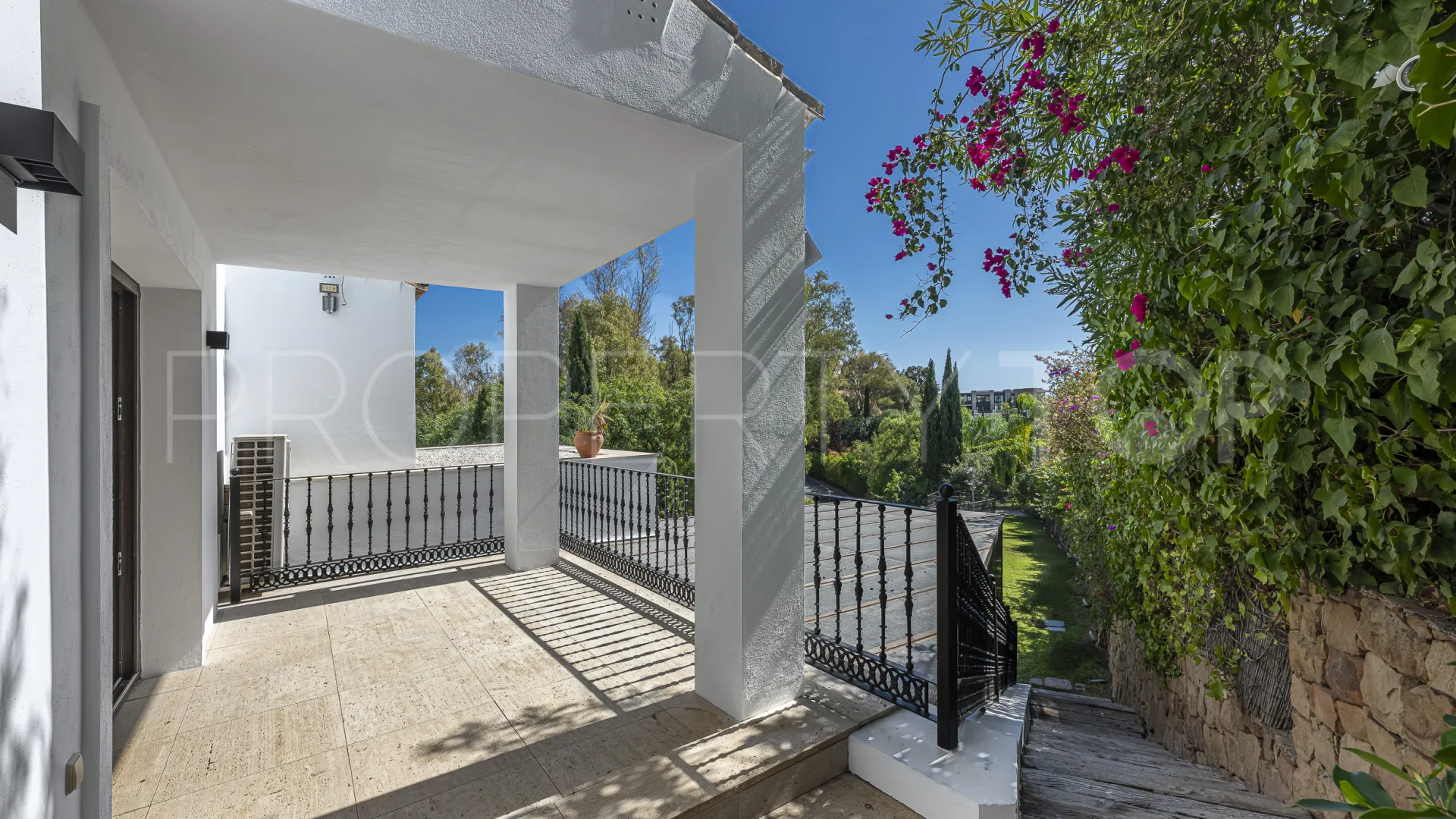 Villa for sale in El Herrojo with 7 bedrooms