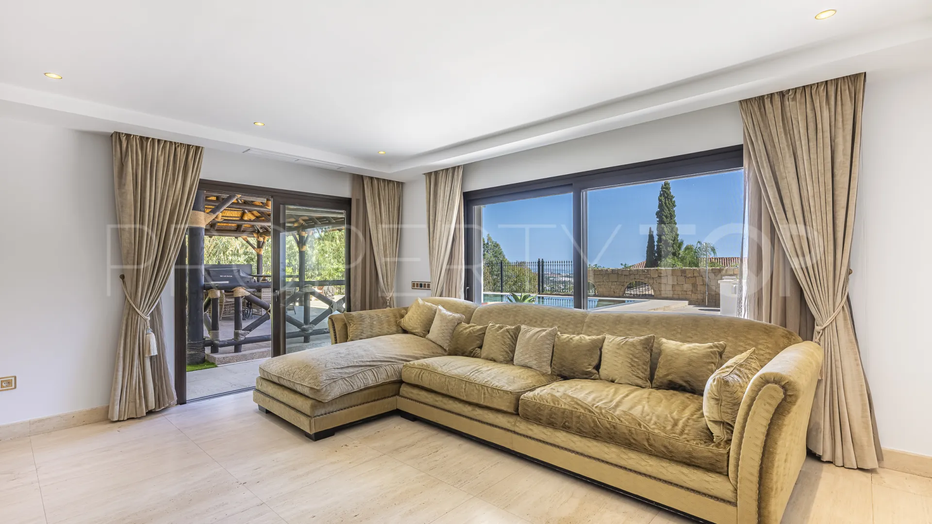 Villa for sale in El Herrojo with 7 bedrooms