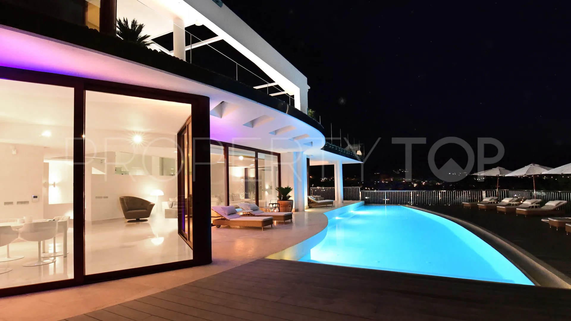 Se vende villa con 7 dormitorios en Nueva Andalucia