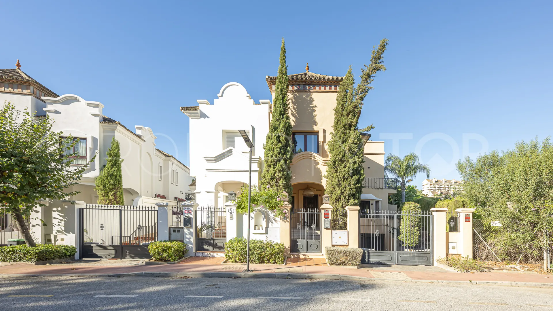 Pareado a la venta con 5 dormitorios en La Alzambra