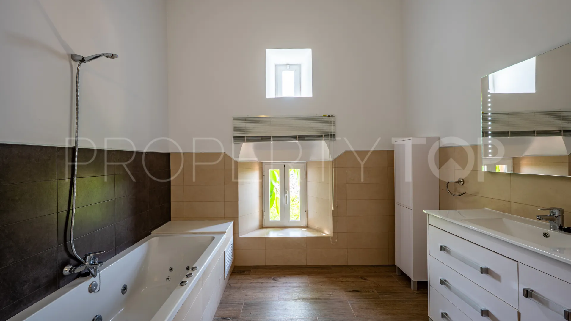 Hacienda de 19 dormitorios en venta en Montoro