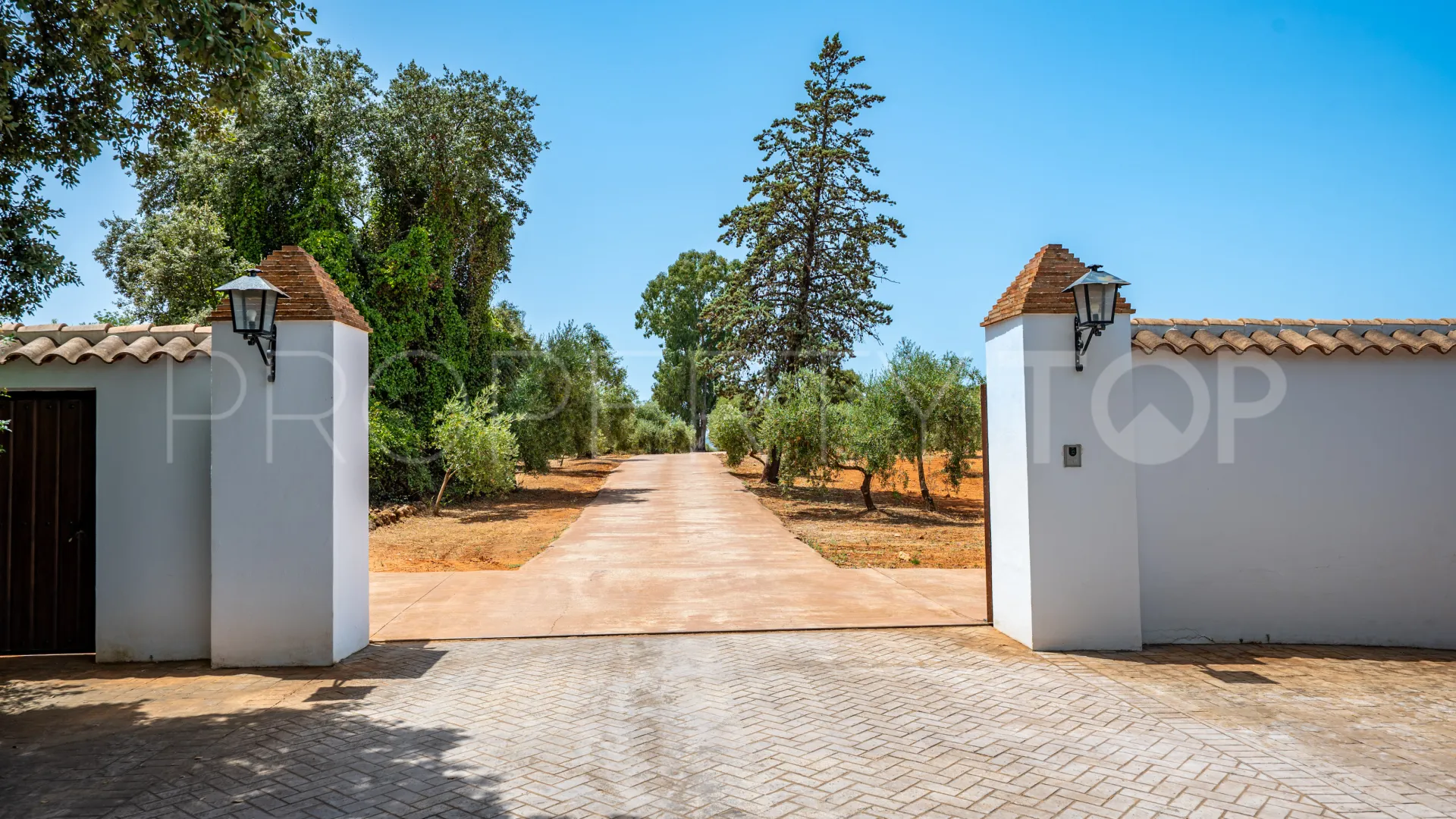 Hacienda de 19 dormitorios en venta en Montoro