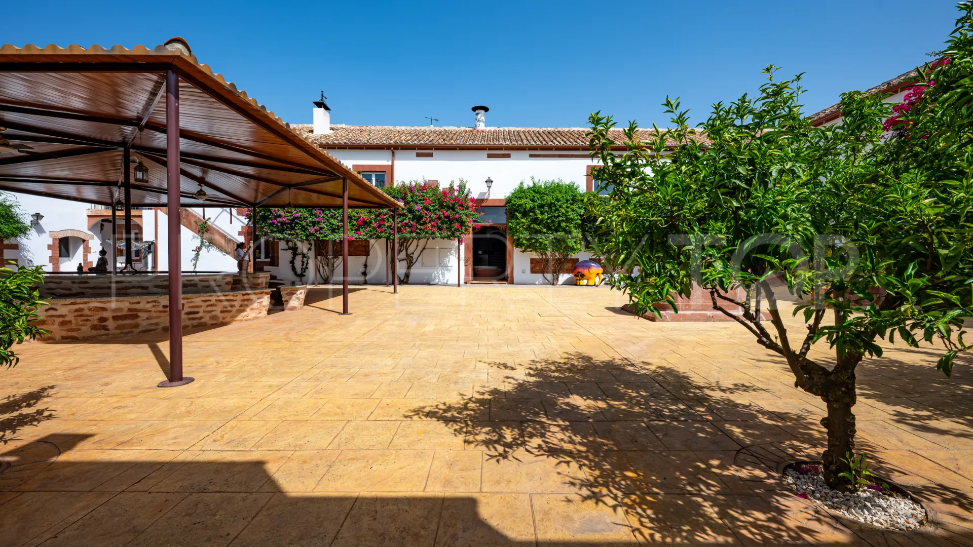 Hacienda de 19 dormitorios en venta en Montoro