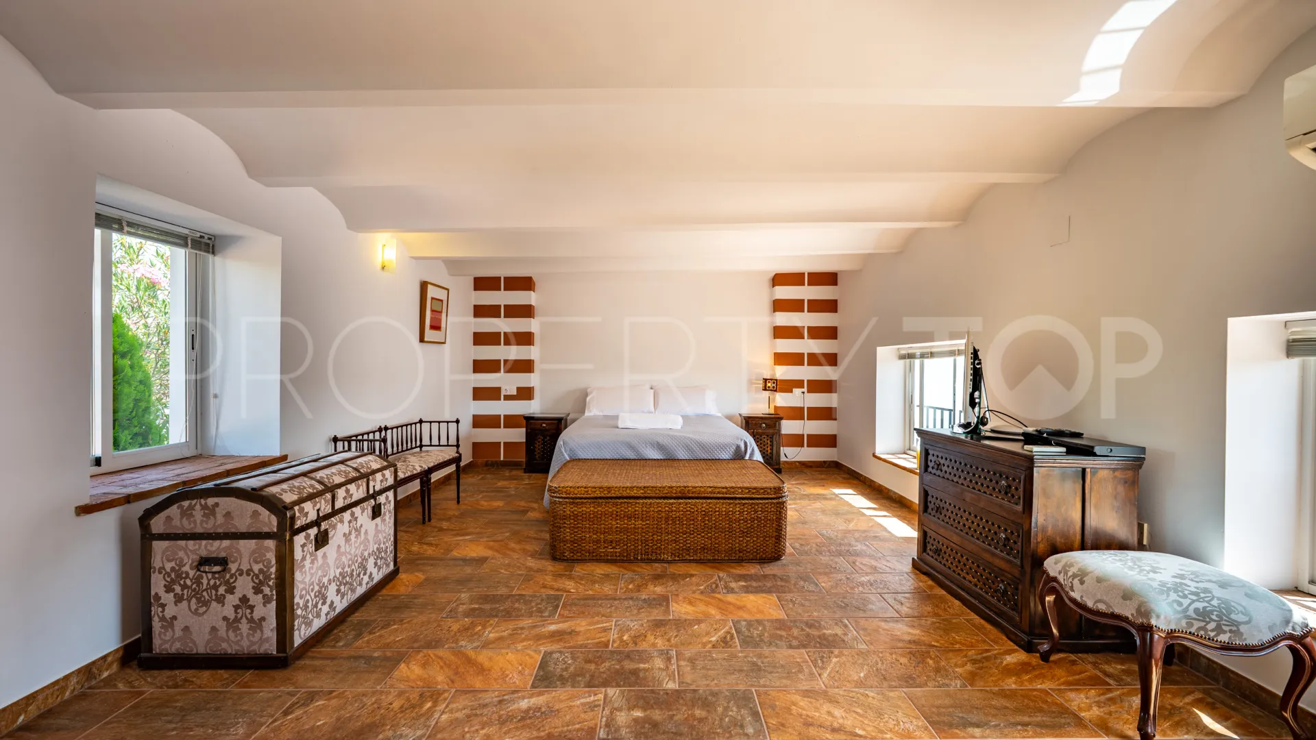 Hacienda de 19 dormitorios en venta en Montoro