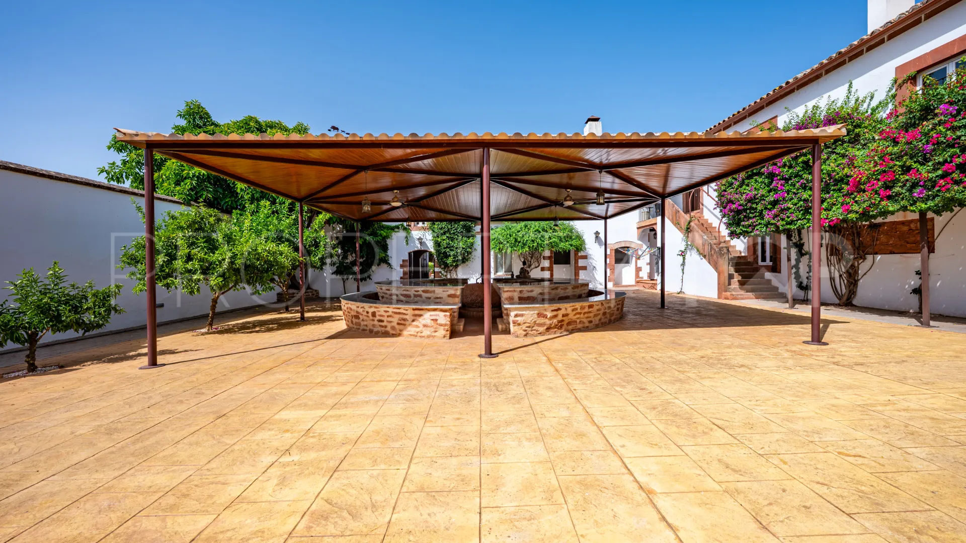 Hacienda de 19 dormitorios en venta en Montoro