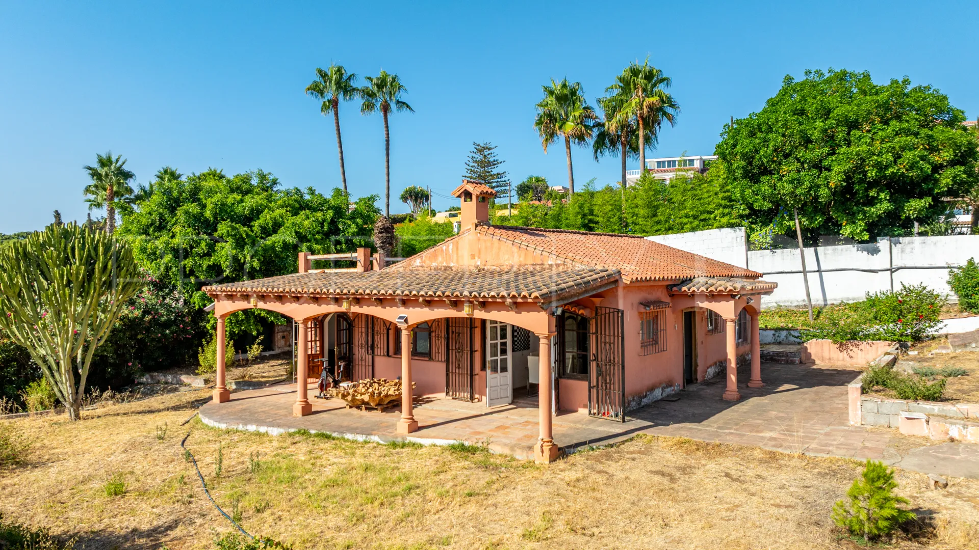 Se vende casa de campo de 5 dormitorios en Estepona