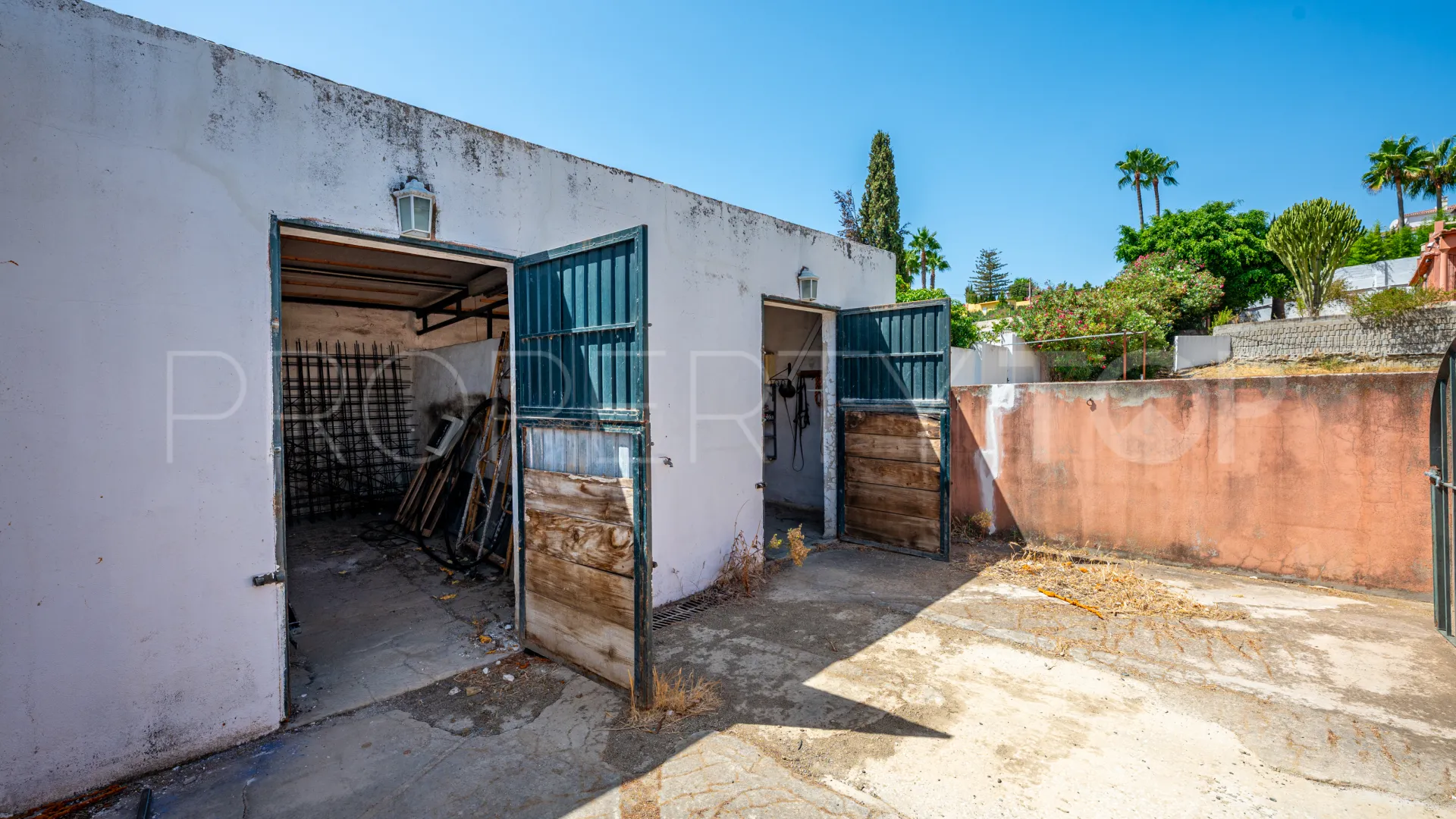 Se vende casa de campo de 5 dormitorios en Estepona