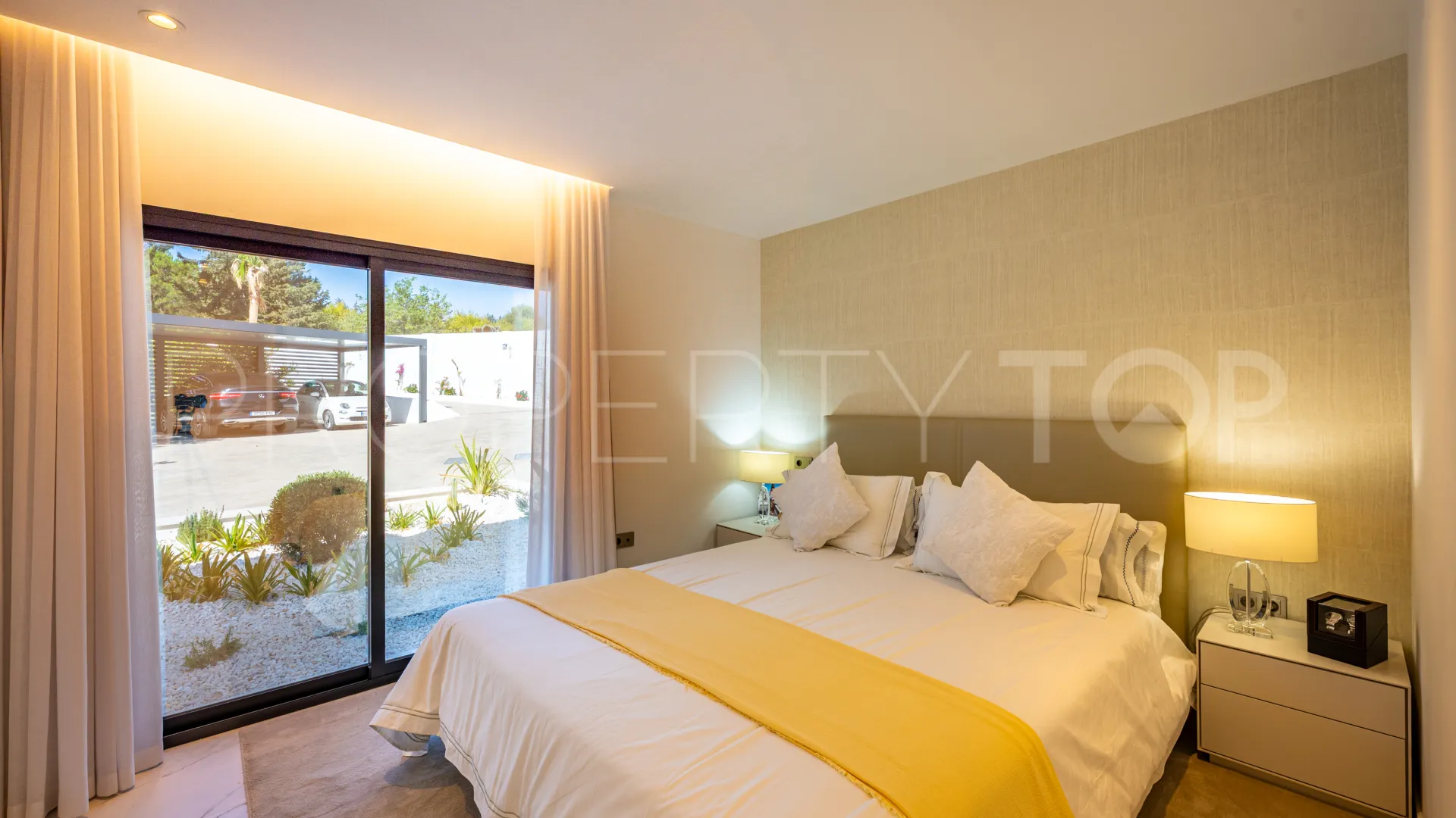 Se vende casa de campo de 5 dormitorios en Estepona