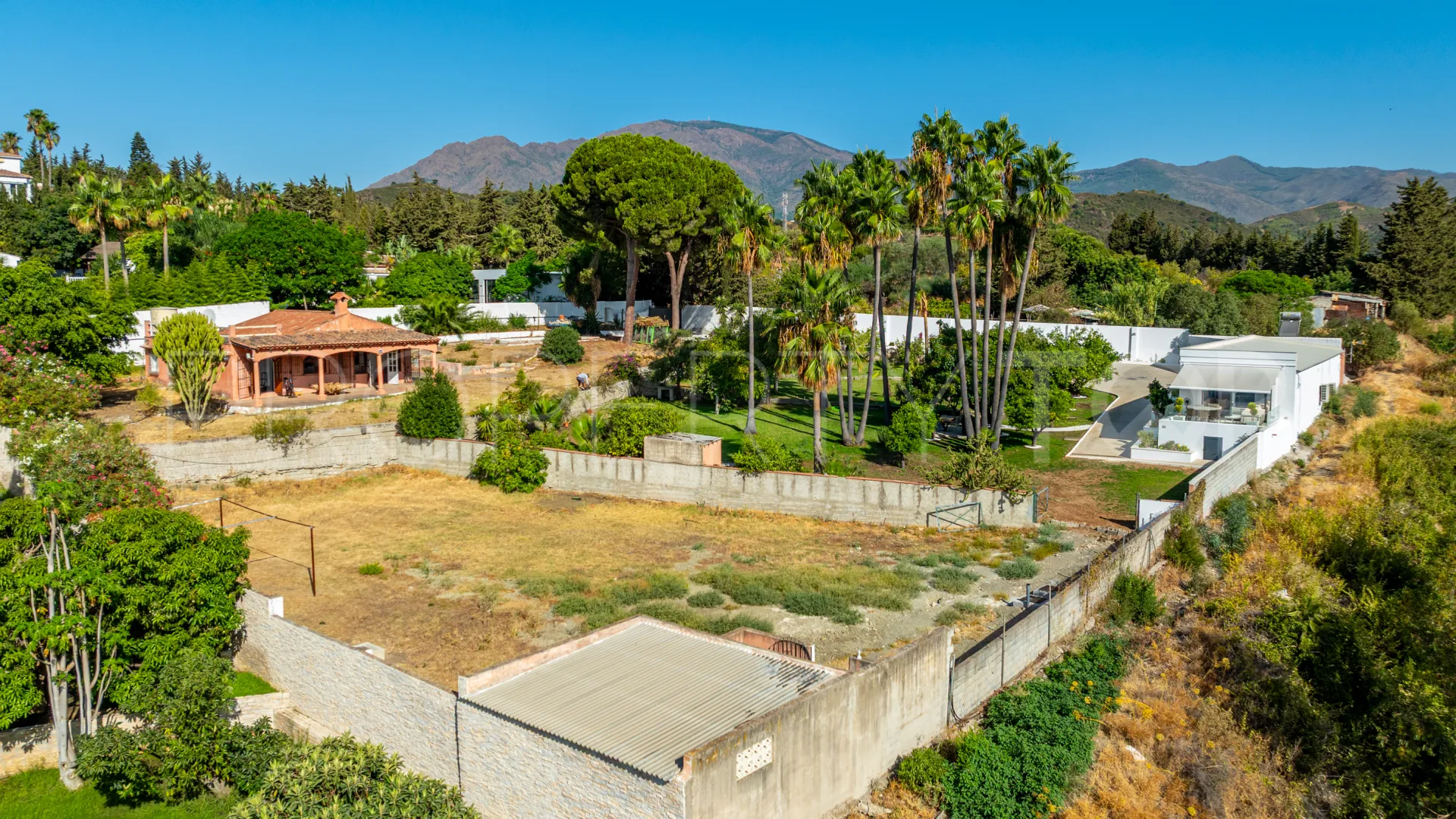 Se vende casa de campo de 5 dormitorios en Estepona