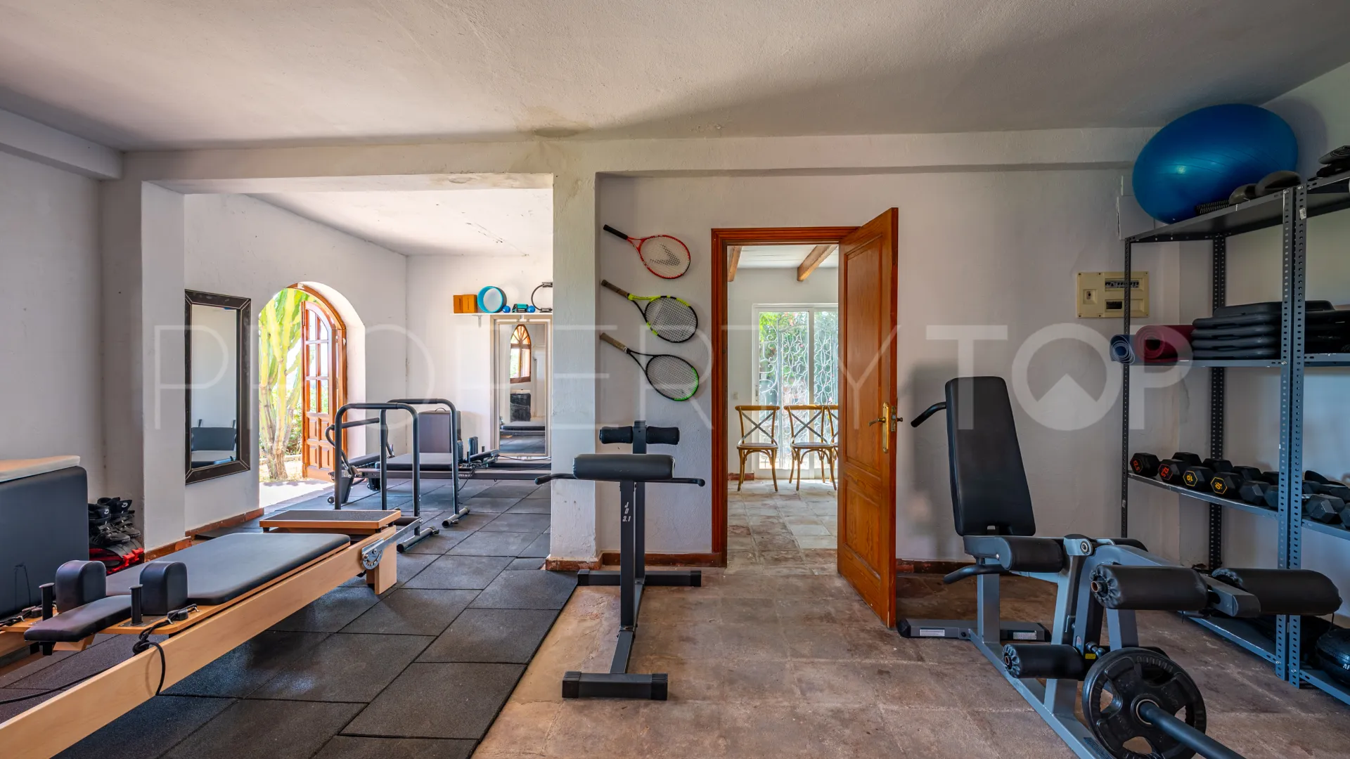 Se vende casa de campo de 5 dormitorios en Estepona