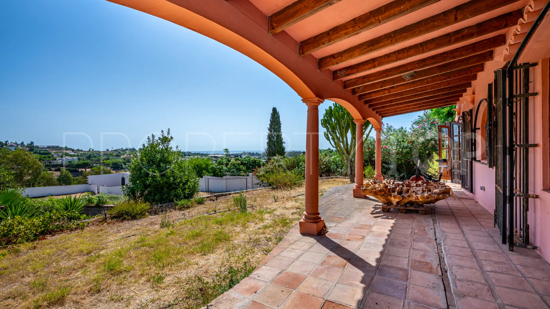 Se vende casa de campo de 5 dormitorios en Estepona