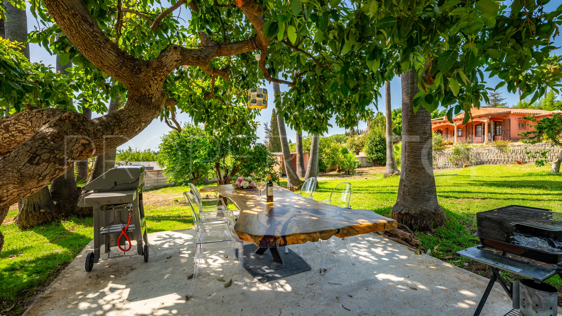 Se vende casa de campo de 5 dormitorios en Estepona