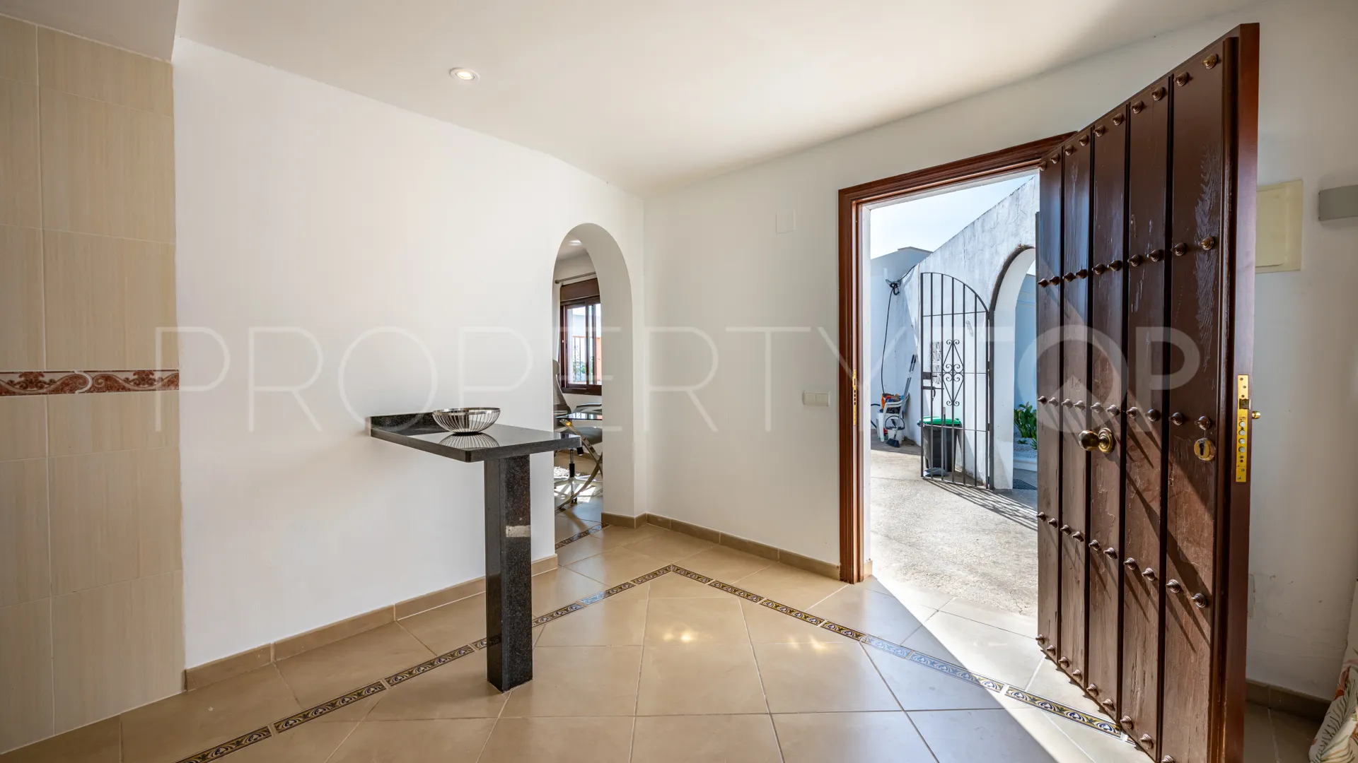 Se vende casa de campo de 5 dormitorios en Estepona