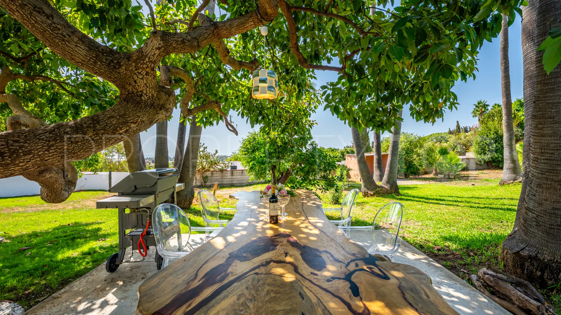 Se vende casa de campo de 5 dormitorios en Estepona