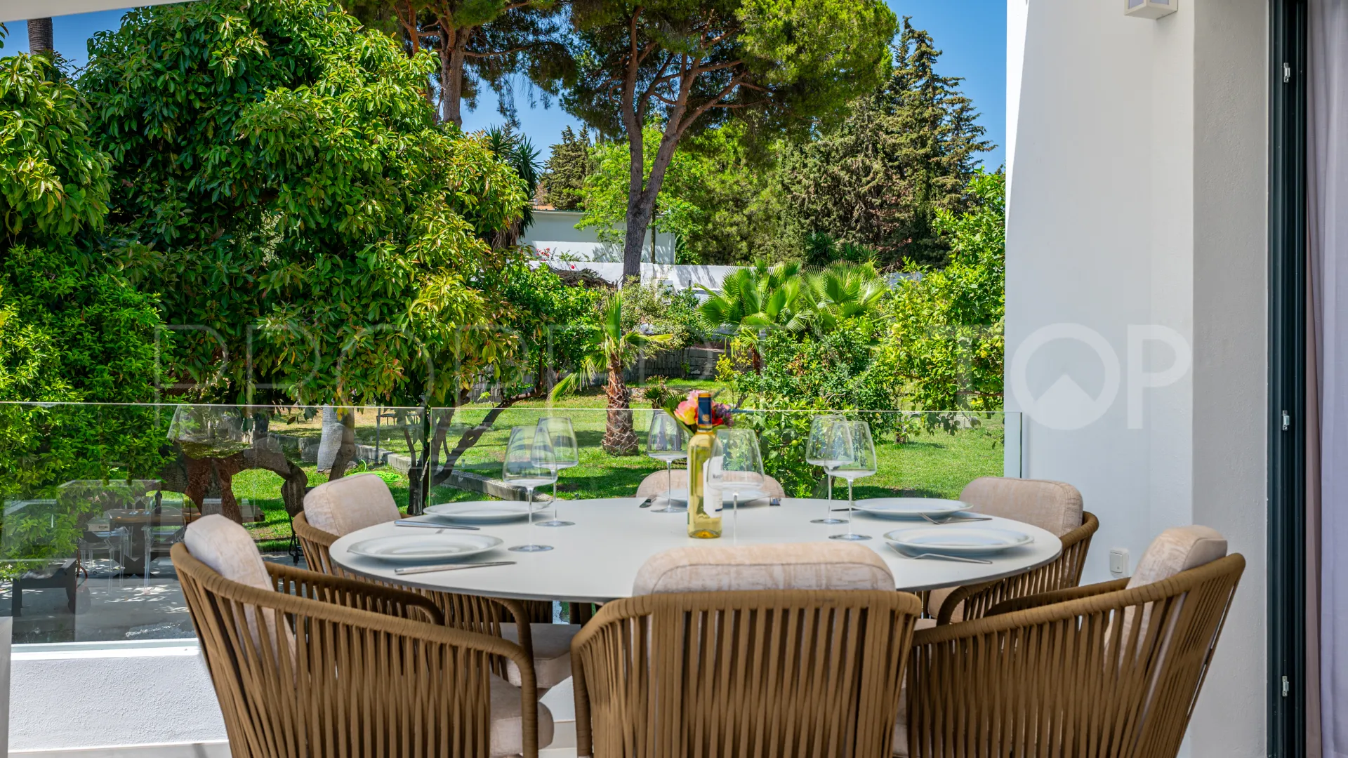 Se vende casa de campo de 5 dormitorios en Estepona