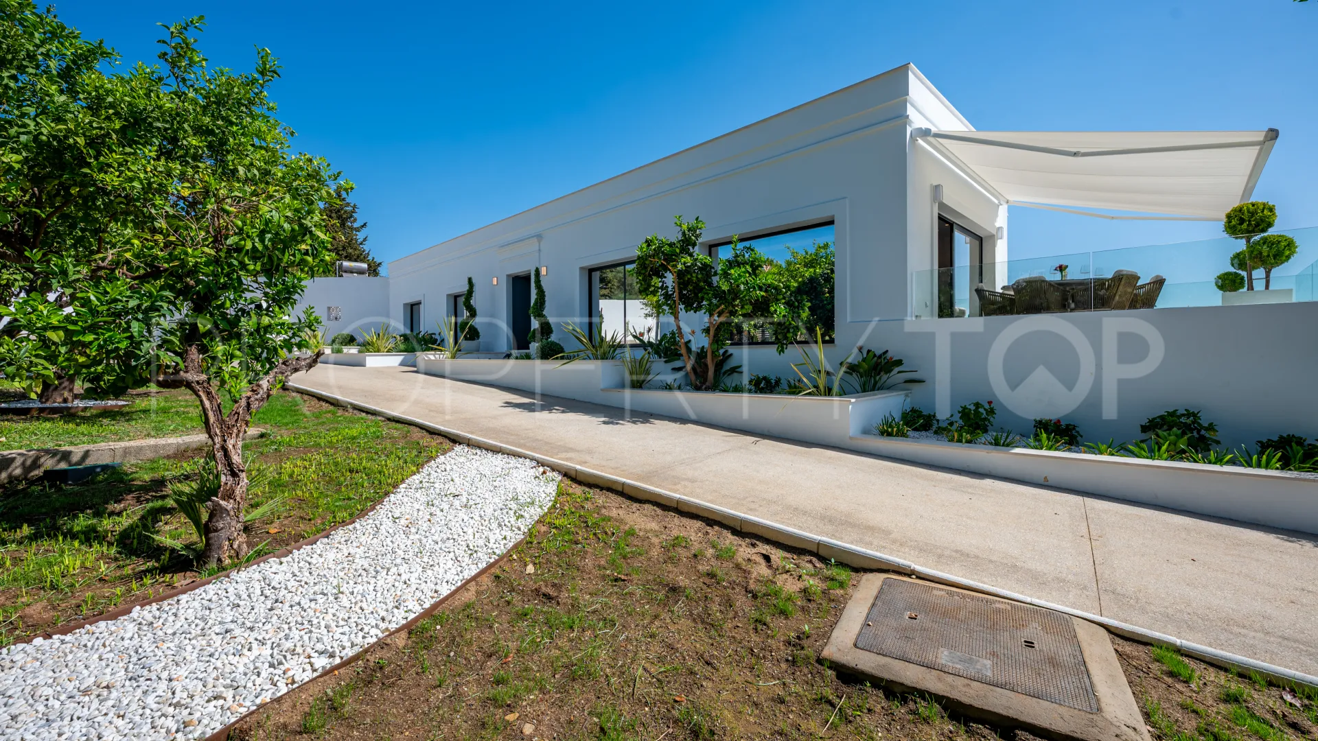 Se vende casa de campo de 5 dormitorios en Estepona