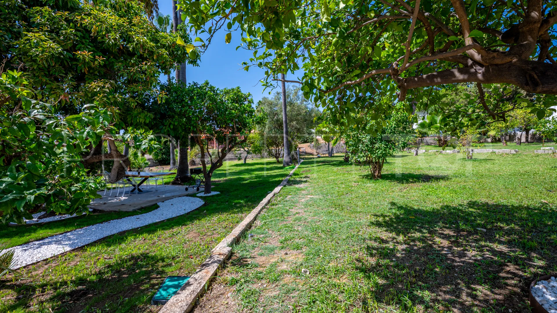 Se vende casa de campo de 5 dormitorios en Estepona