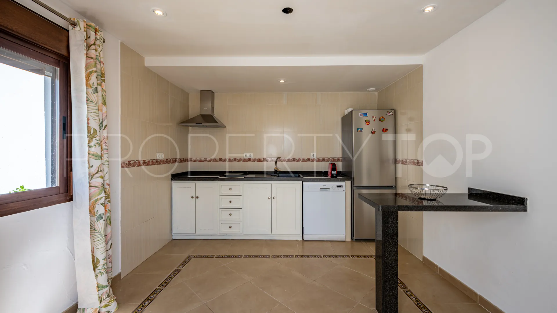 Se vende casa de campo de 5 dormitorios en Estepona