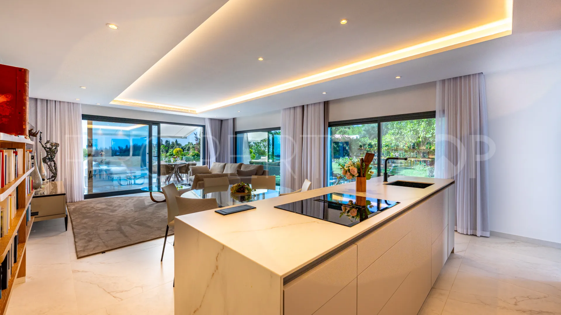 Se vende casa de campo de 5 dormitorios en Estepona