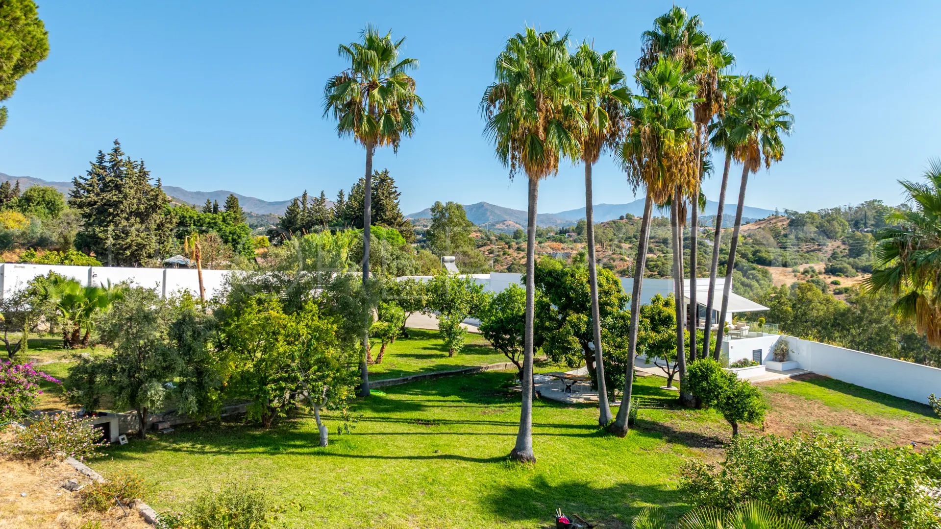 Se vende casa de campo de 5 dormitorios en Estepona