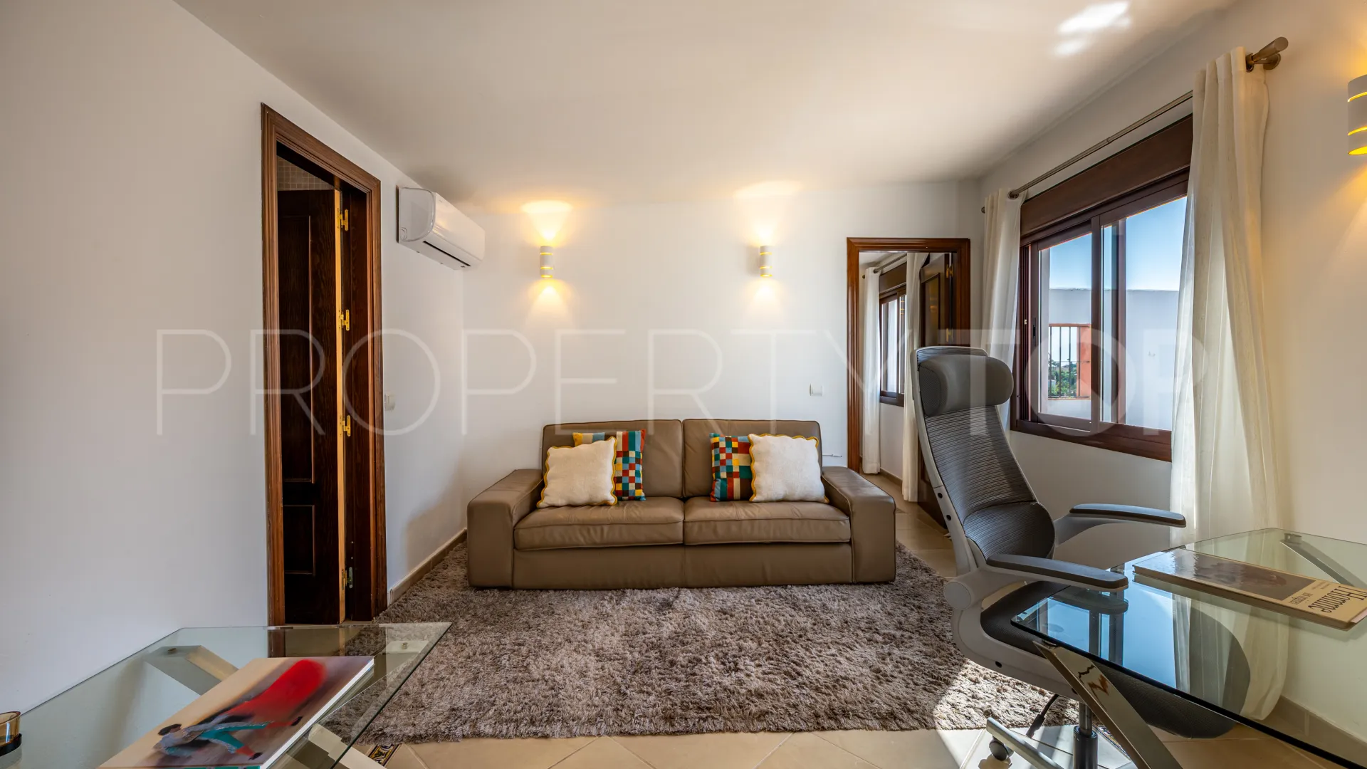 Se vende casa de campo de 5 dormitorios en Estepona