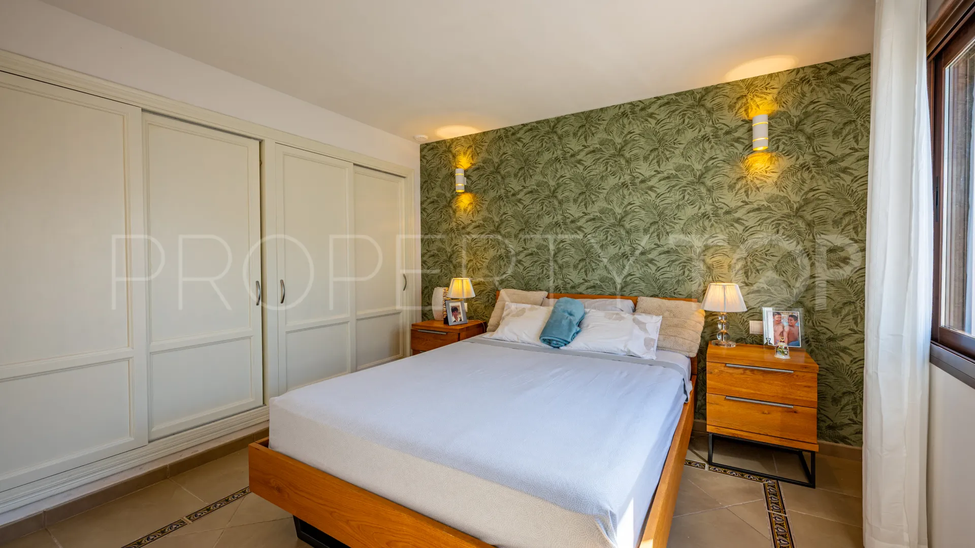 Se vende casa de campo de 5 dormitorios en Estepona