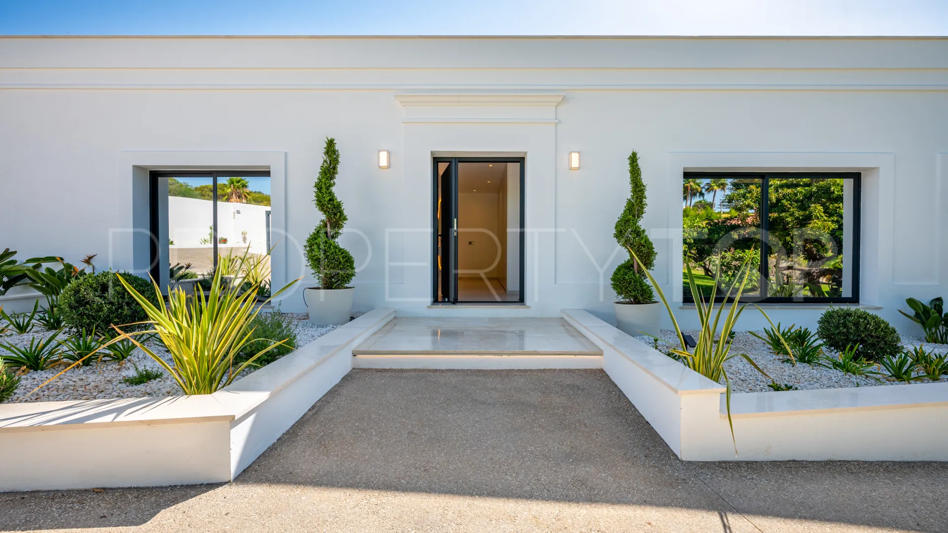Se vende casa de campo de 5 dormitorios en Estepona