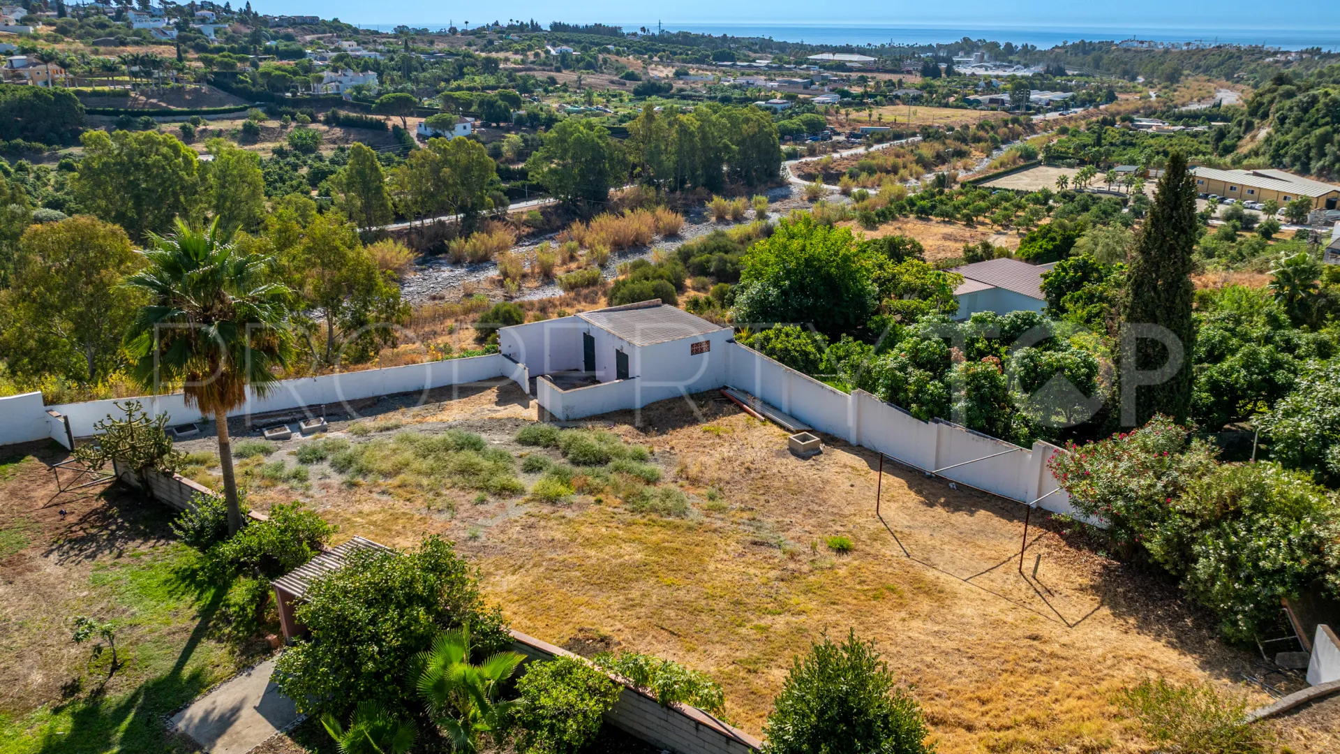 Se vende casa de campo de 5 dormitorios en Estepona