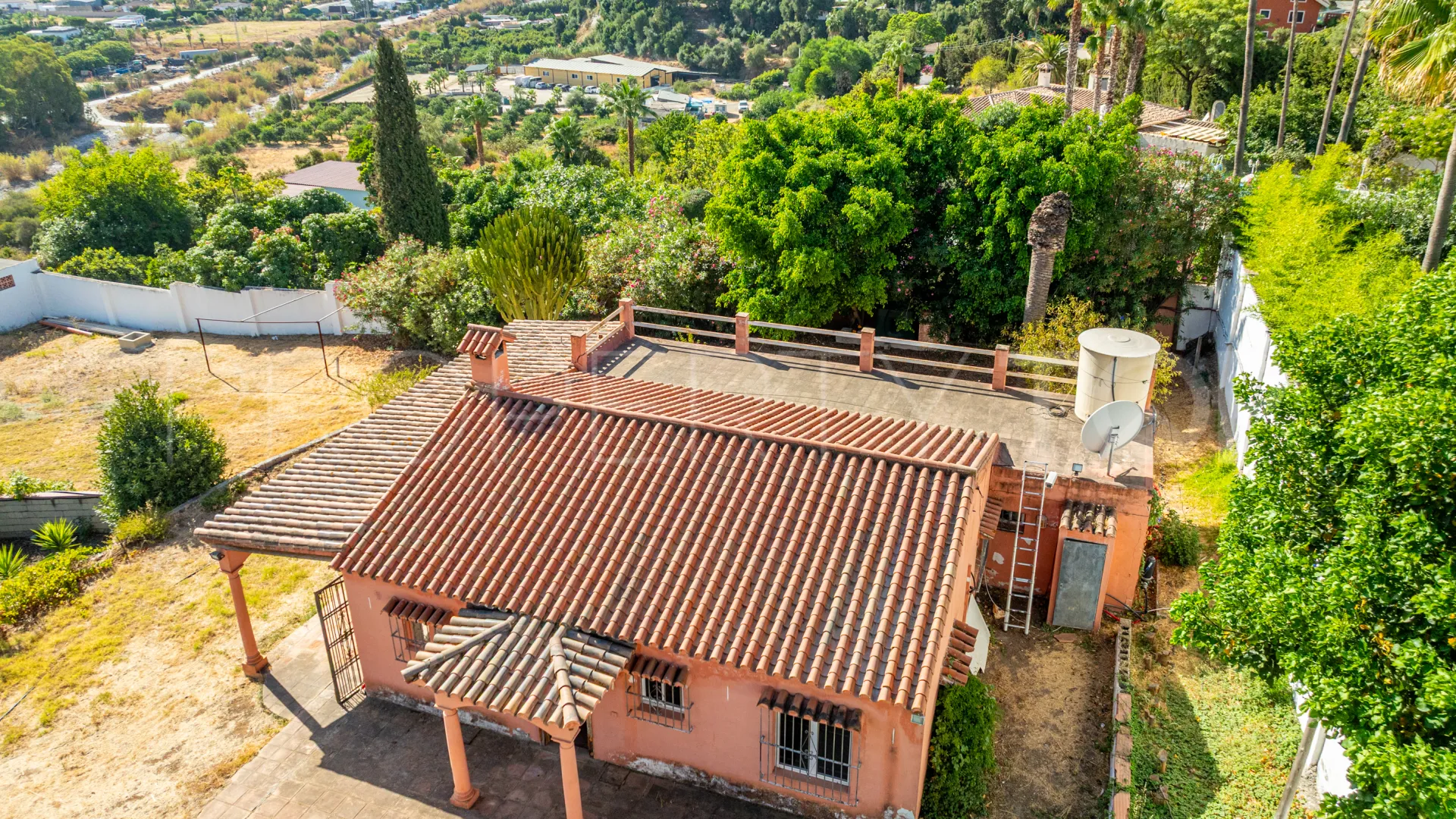 Se vende casa de campo de 5 dormitorios en Estepona
