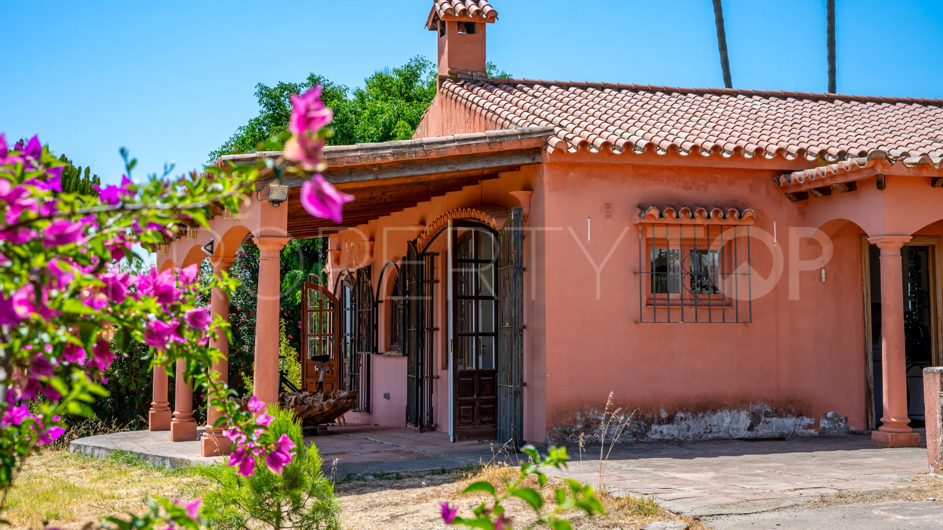 Se vende casa de campo de 5 dormitorios en Estepona