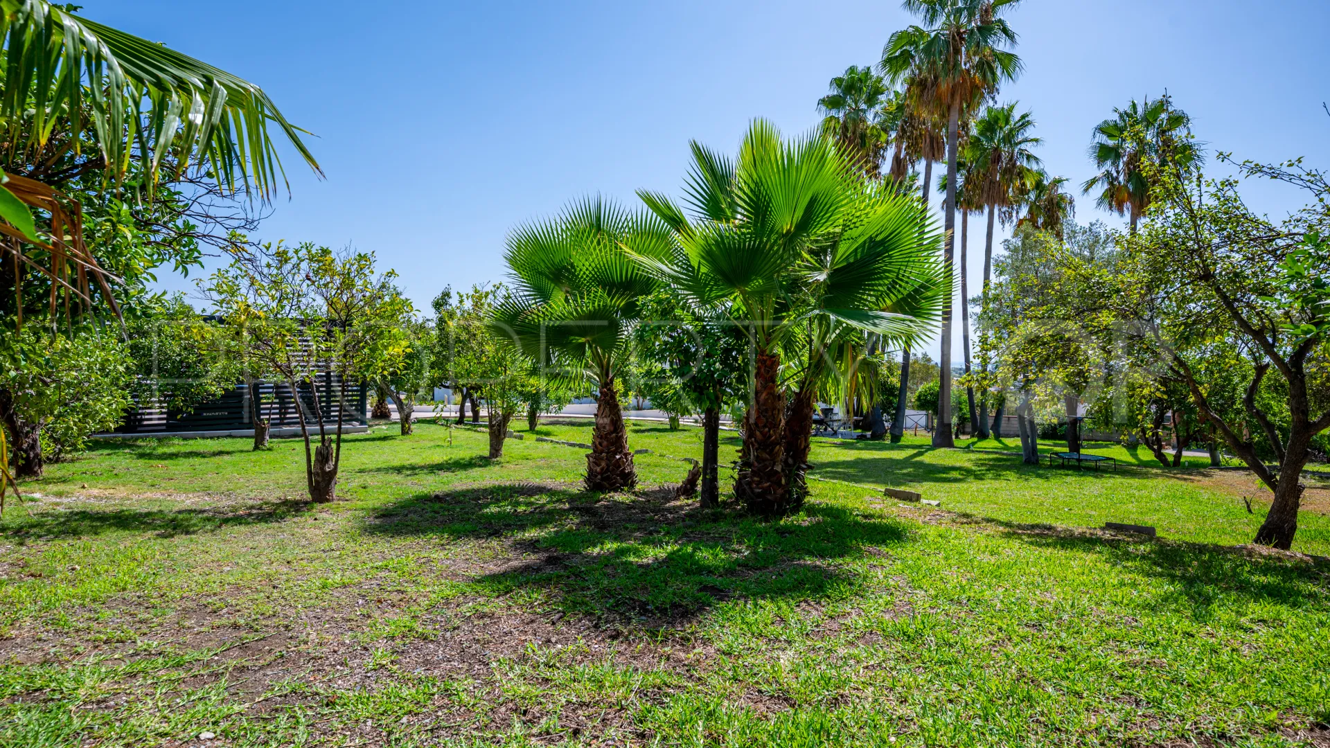 Se vende casa de campo de 5 dormitorios en Estepona