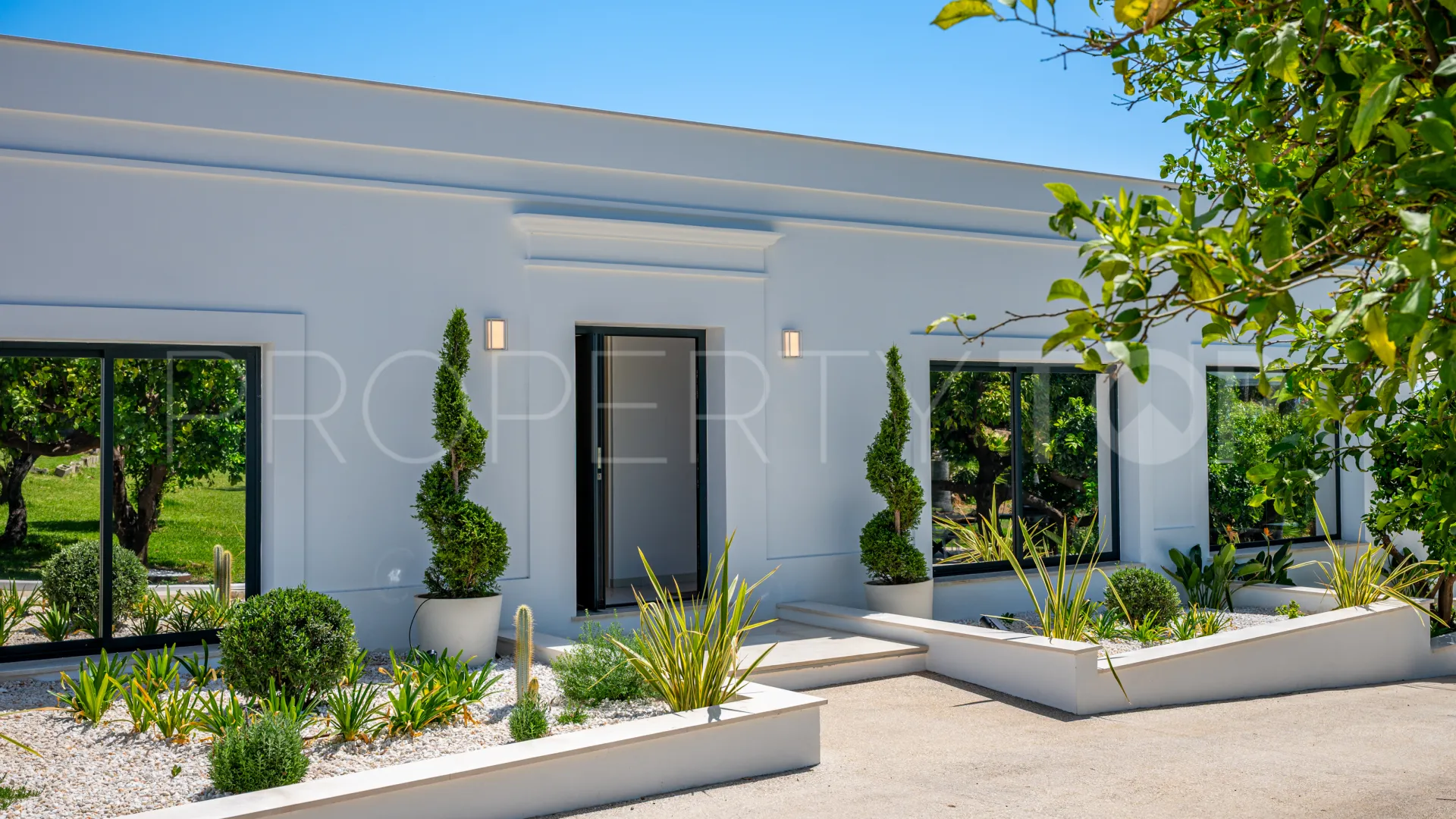 Se vende casa de campo de 5 dormitorios en Estepona