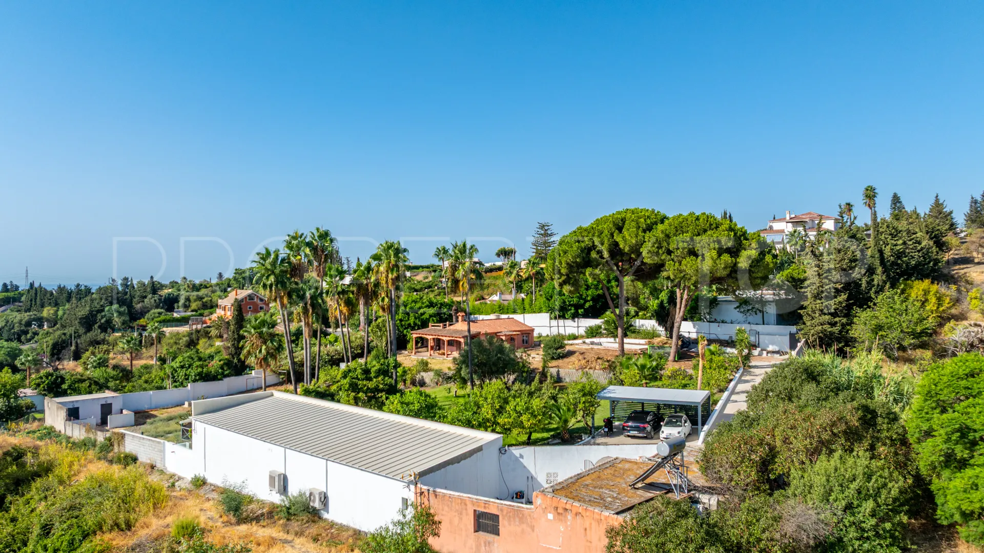 Se vende casa de campo de 5 dormitorios en Estepona